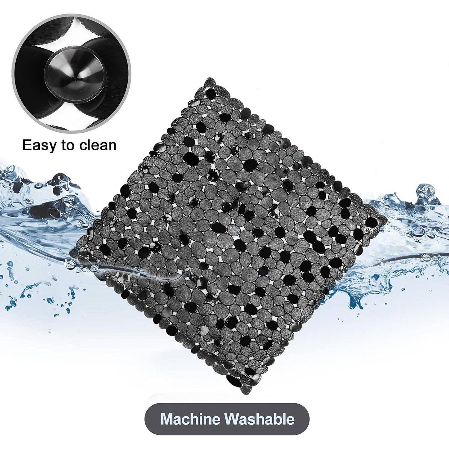 Eine maschinenwaschbare schwarz-silberne strukturierte Matte wird mit Wasser gezeigt, das um sie herum spritzt, und einem Einsatz mit der Bezeichnung 