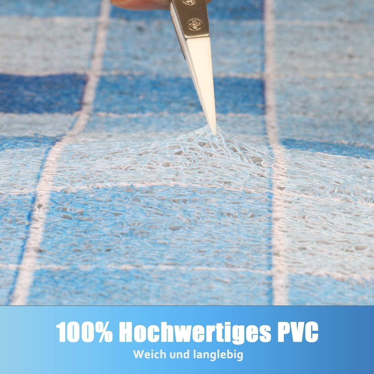 Nahaufnahme einer Stiftspitze, die auf blaues strukturiertes PVC-Material berührt, mit Text darunter, der '100% Hochwertiges PVC' und 'Weich und langlebig' liest.
