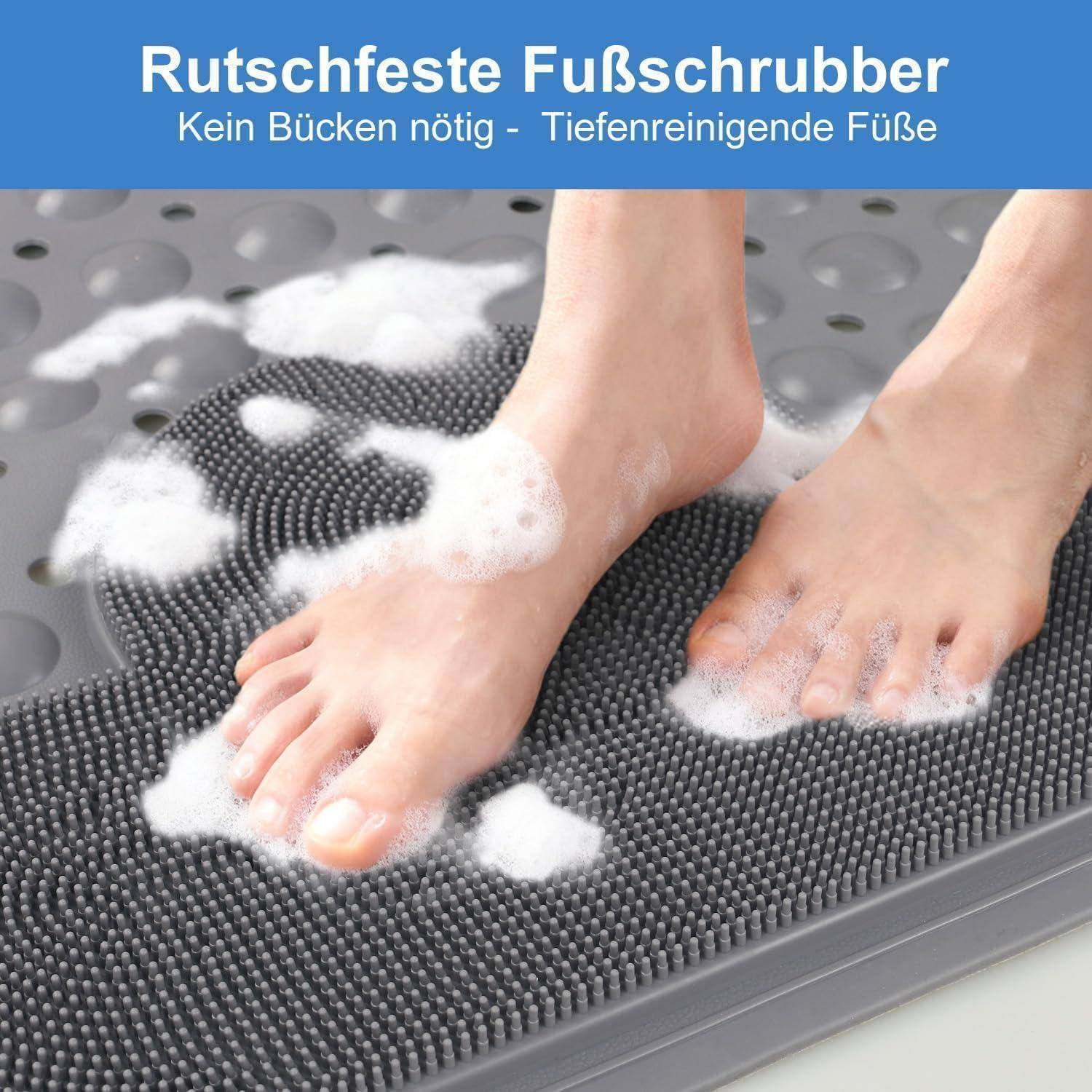 Füße stehen auf einer strukturierten Badematte und werden mit Seifenblasen gereinigt; deutscher Text liest sich „Rutschfeste Fußschrubber