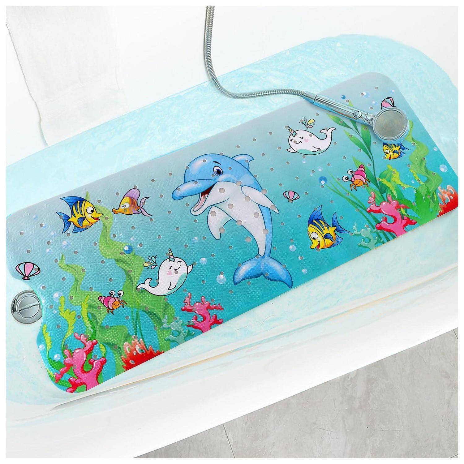 Cartoon-Badematte mit einem zentralen Delfin, Fischen, Walen, Blasen und Korallenriff-Grafiken in einer Badewanne.