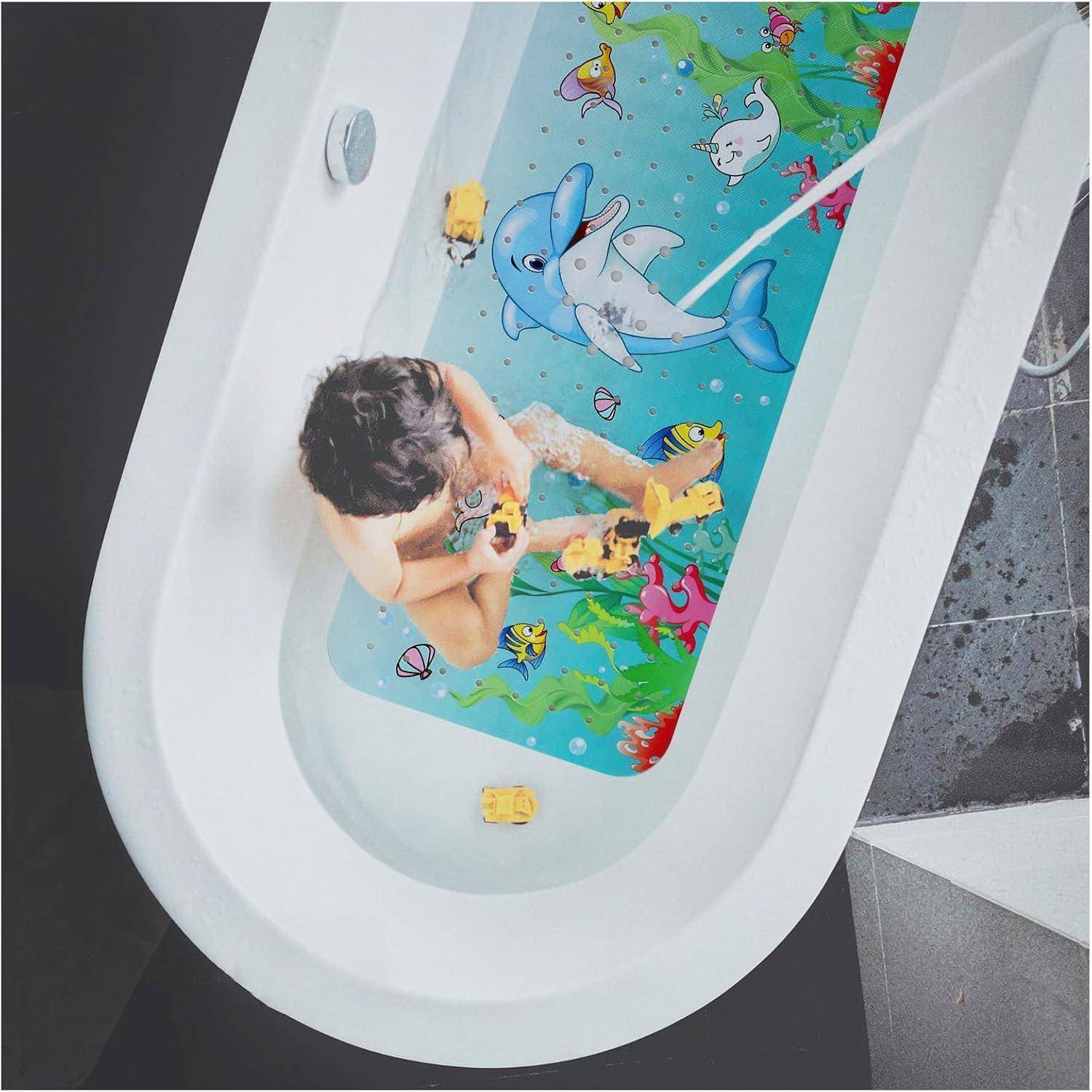 Draufsicht auf ein Kind, das in einer mit bunten Hai- und Fischspielzeugen gefüllten Badewanne spielt, während ein Wasserhahn läuft.