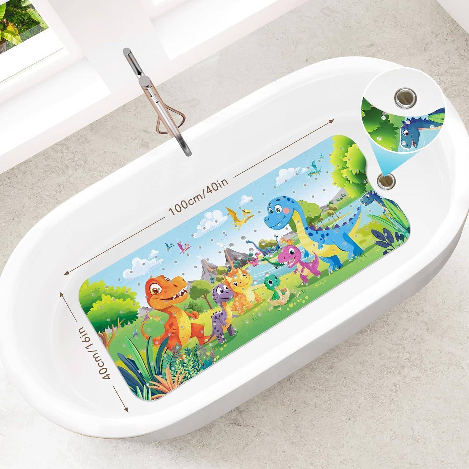 Weiße Badewanne mit einer bunten Dinosaurier-Thema-Einlegmatte mit Größenetikett 100cm/40in x 40cm/16in und einer passenden Ablaufabdeckung.