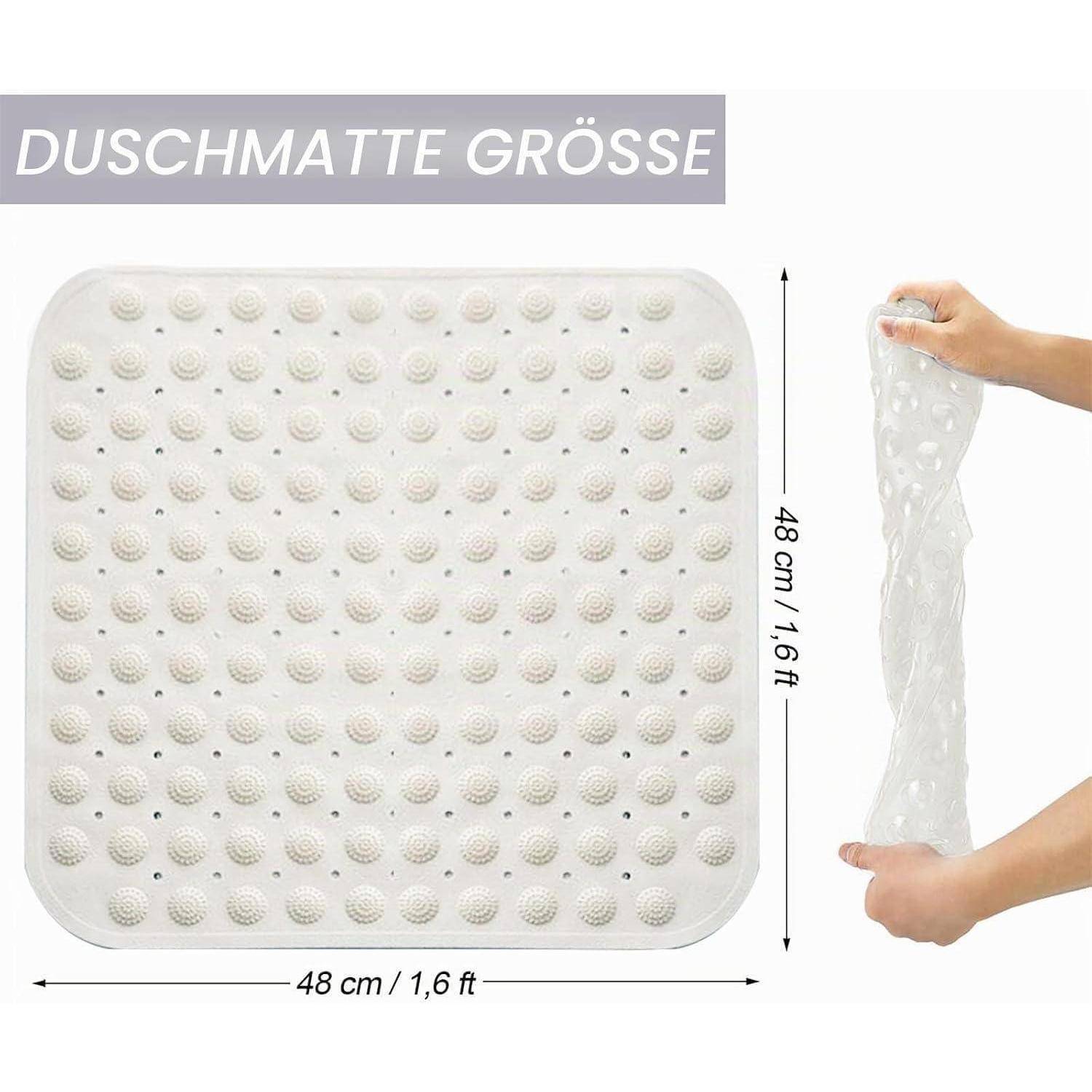 Quadratische weiße Dusch-Badematte mit Saugnapfhalterung wird mit Größenbezeichnungen angezeigt und misst 48 cm x 48 cm. Eine Hand dehnt sie, um die Flexibilität zu demonstrieren.