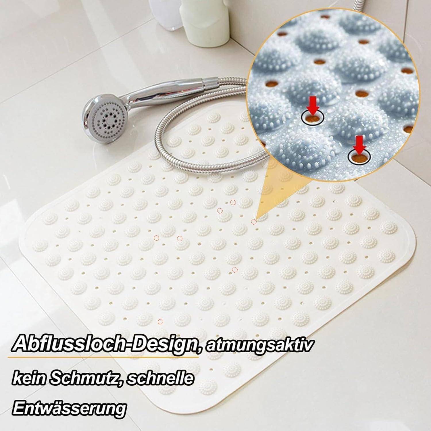 Weiße strukturierte Badematte mit Drainagelöchern, gezeigt mit einem Handbrausekopf; Nahaufnahme hebt das rutschfeste, schnell ableitende Design hervor.