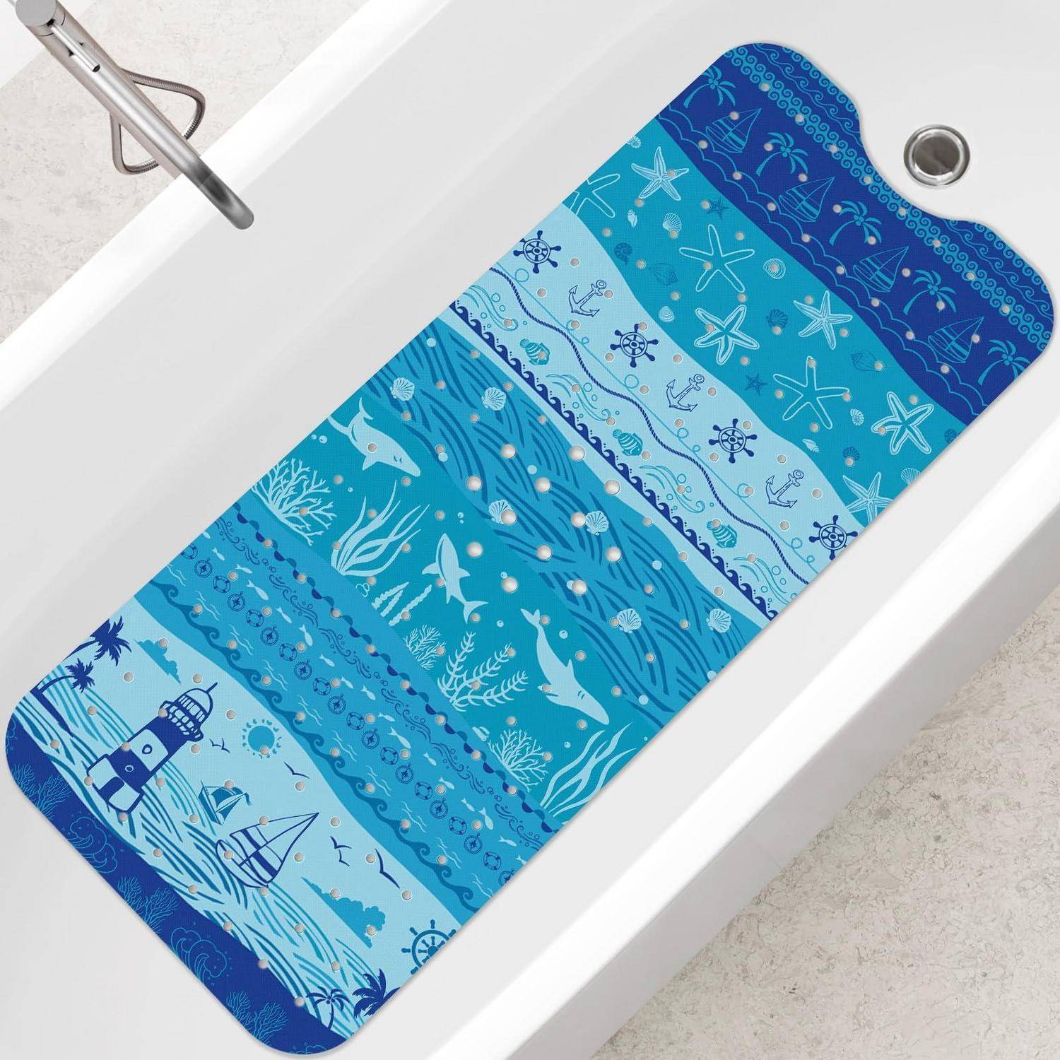 Eine blaue, ozean-thematisierte Badewannenmatte oder -board mit Muschel-, Seestern-, Fisch- und Leuchtturmmustern in einer weißen Wanne.