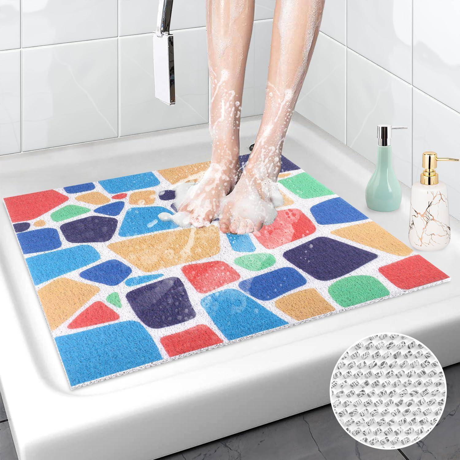 Person wäscht sich die Füße unter der Dusche, während sie auf einer farbenfrohen rutschfesten Bademattematte steht, mit ablausendem Wasser und einer vergrößerten Ansicht der strukturierten Griffoberfläche.