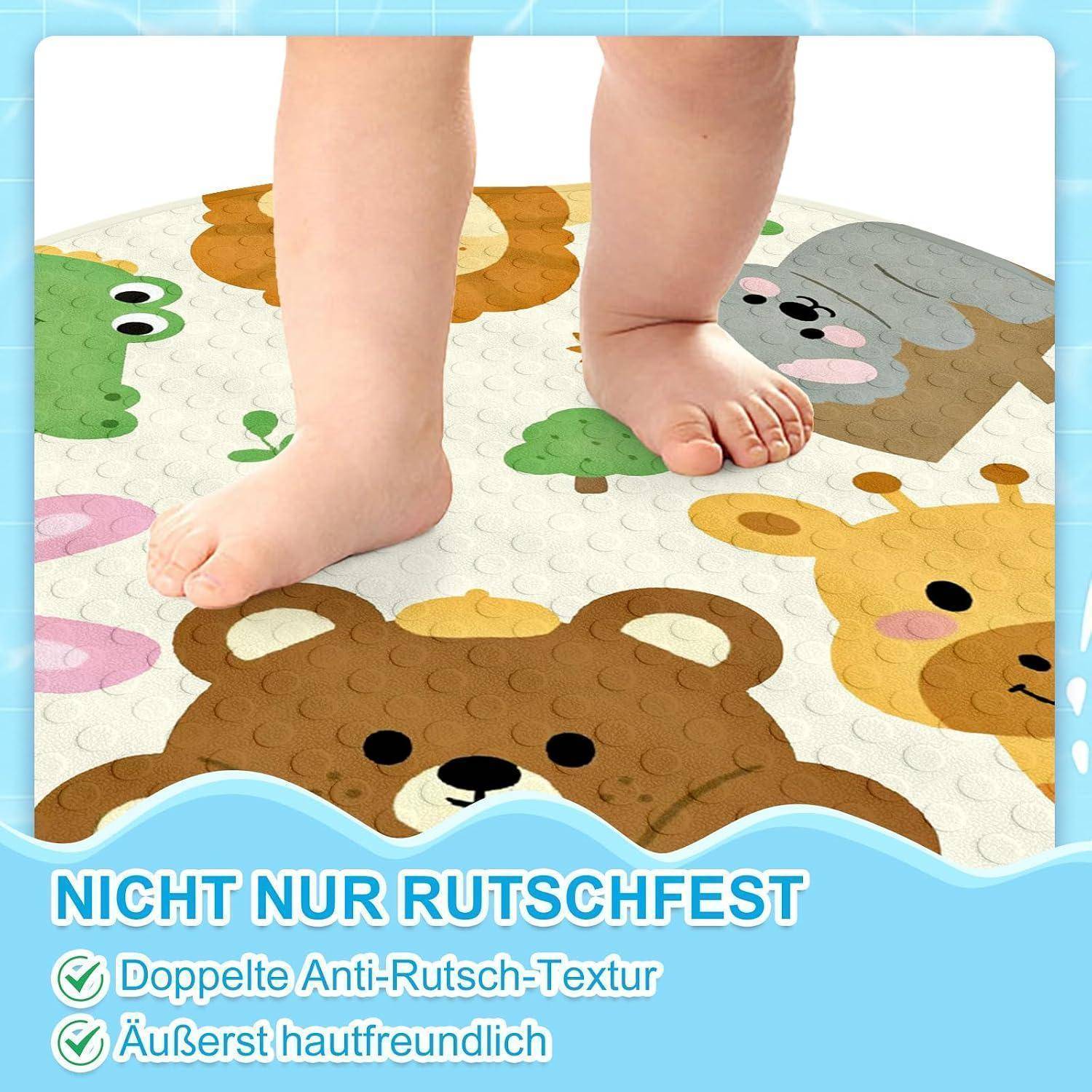 Kinderfüße auf einer verspielten Tiermuster-Rutschfestmatte mit deutschem Text: 'NICHT NUR RUTSCHFEST', 'Doppelte Anti-Rutsch-Textur', 'Äußerst hautfreundlich