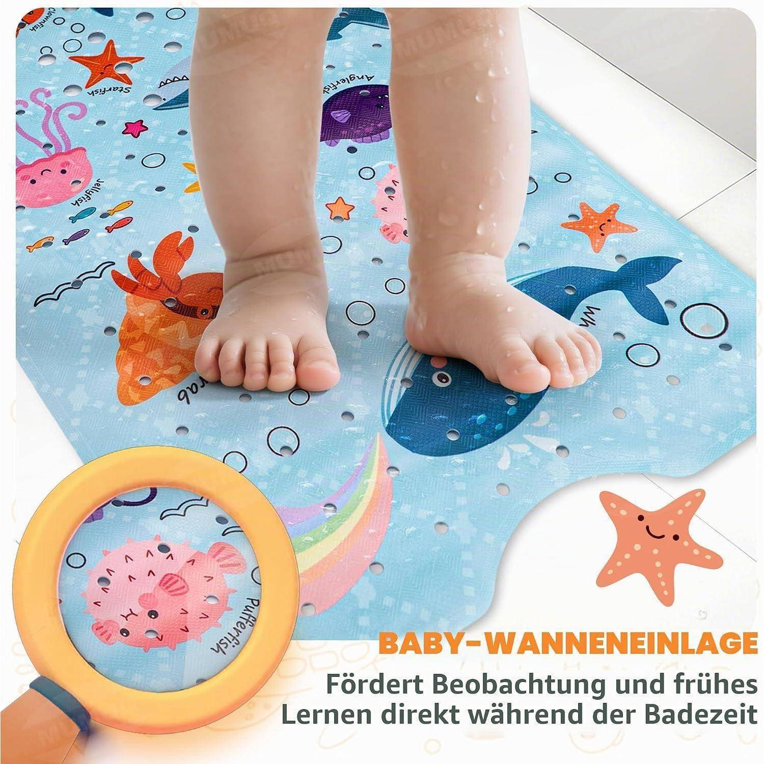 Baby, das auf einer farbenfrohen Badewannenmatte mit Meerestieren steht, mit deutschem Text, der Beobachtung und frühes Lernen während der Badezeit fördert.