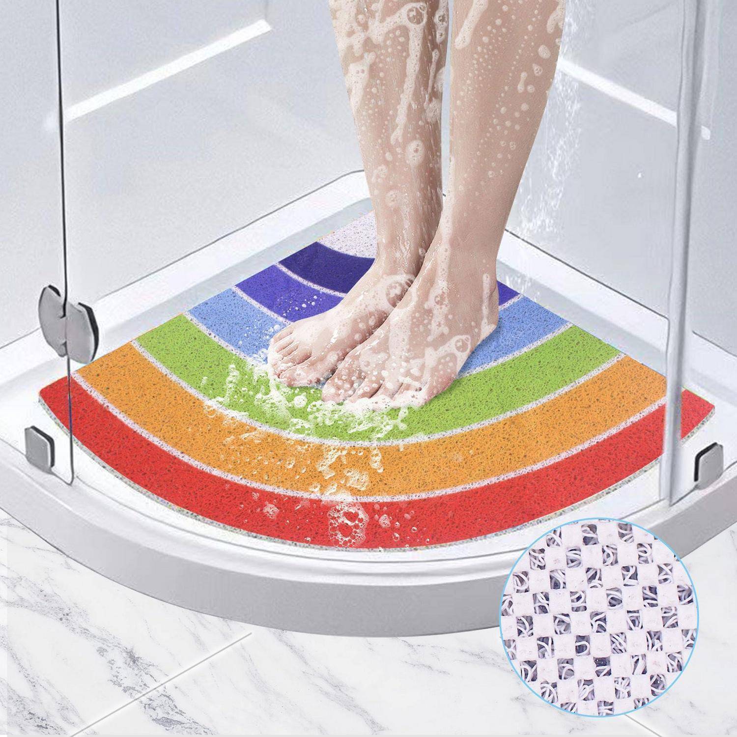 Füße, die auf einer bunten Regenbogen-Badematte in einer Dusche stehen, mit Wasser, das um die Basis spritzt.