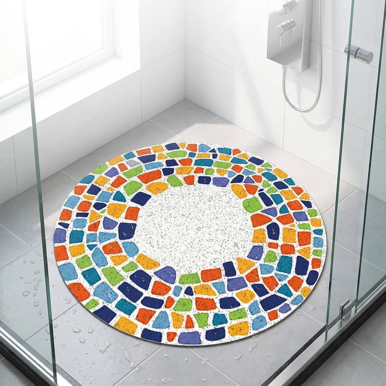 Bunte runde Mosaik-Badewannenmatte auf einem gefliesten Badezimmerboden in einer gläsernen Duschkabine.