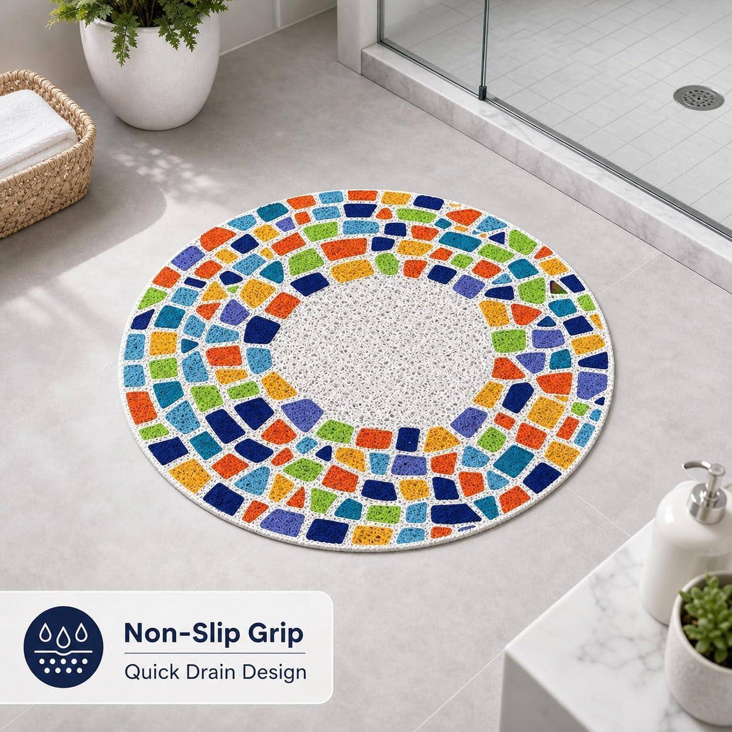 Rundenunterlage mit buntem Mosaik-Design, rutschfester Unterseite und schnellentwässerndem Design auf einem Badezimmerboden.