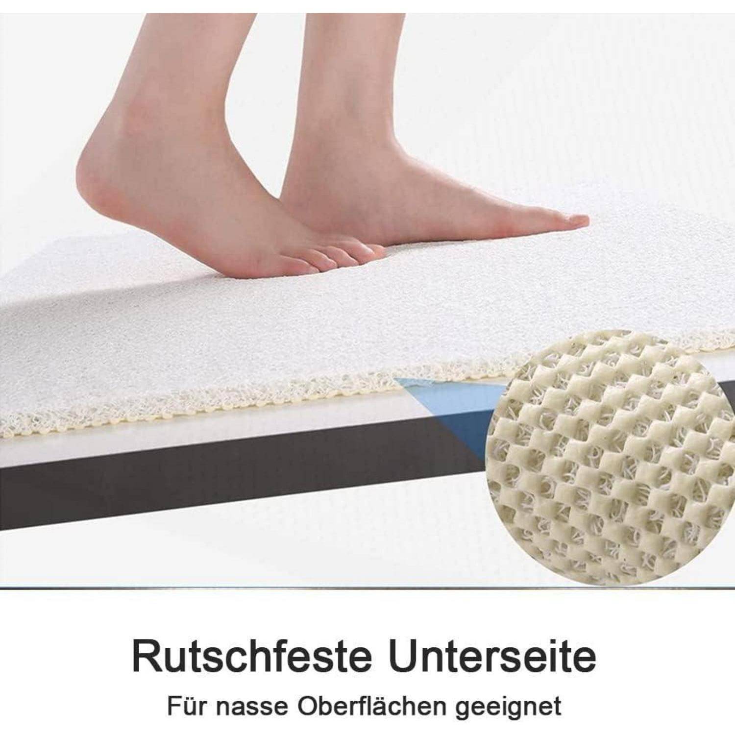 Nackte Füße auf einer Matte mit strukturierter rutschfester Unterseite; deutscher Text besagt „Rutschfeste Unterseite" und „Für nasse Oberflächen geeignet"" (rutschfeste Unterseite, geeignet für nasse Oberflächen).