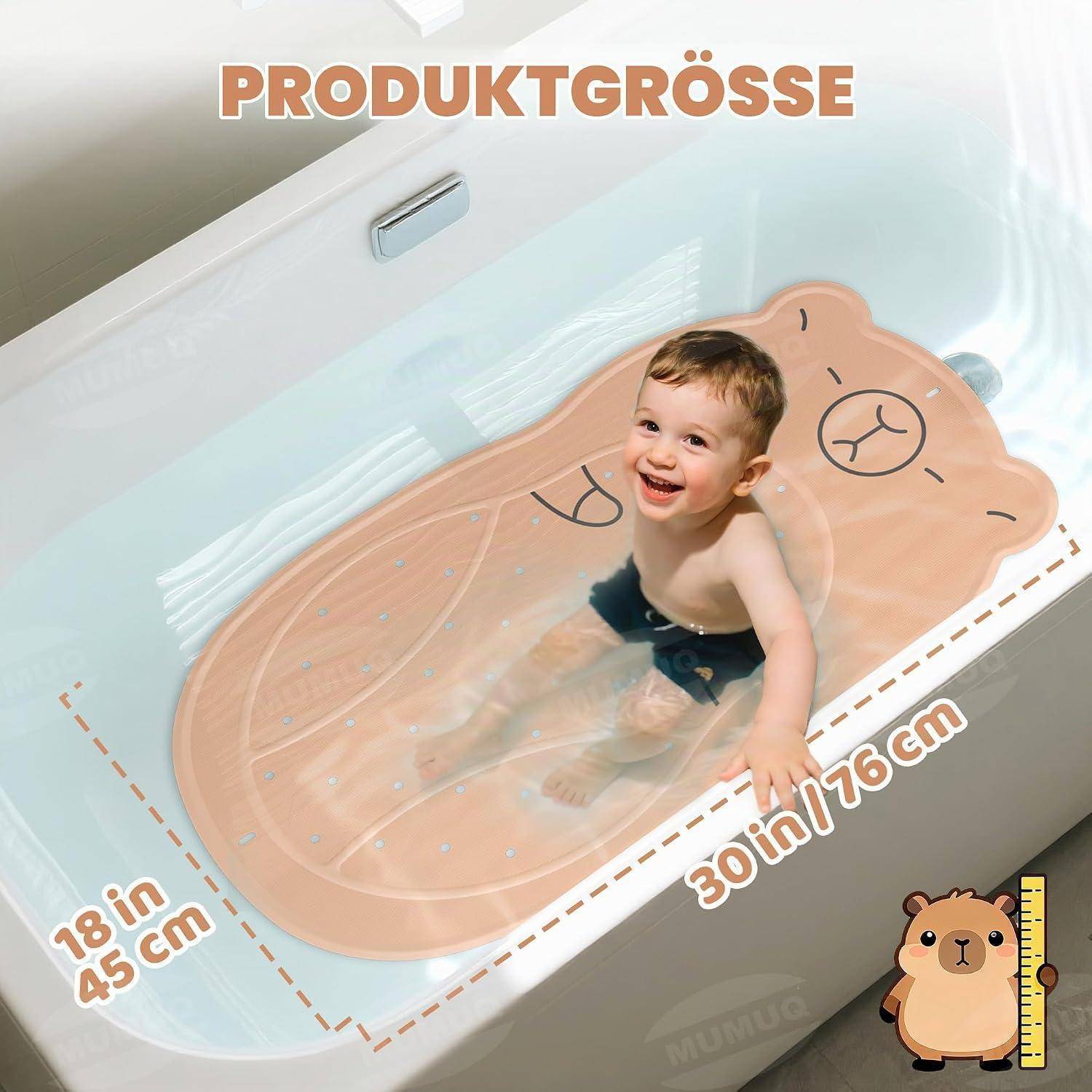 Badewannenmatte in Bärenform, gezeigt mit einem Kleinkind zur Größendarstellung; beschriftet mit „PRODUKTGRÖSSE