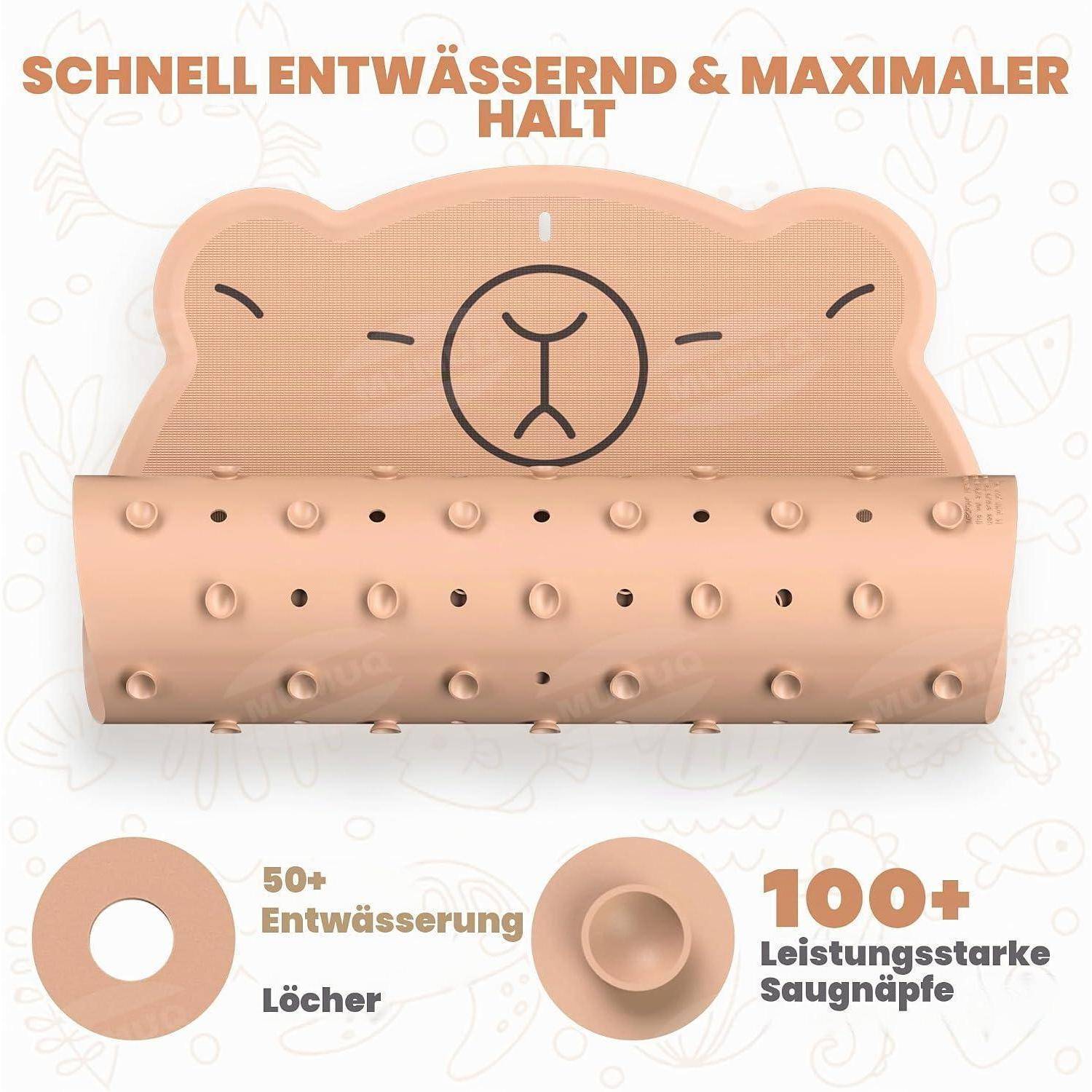 Werbegraifik einer beige Saugbadematte mit Bärgesicht, beschriftet auf Deutsch mit „SCHNELL ENTWÄSSERND & MAXIMALER HALT