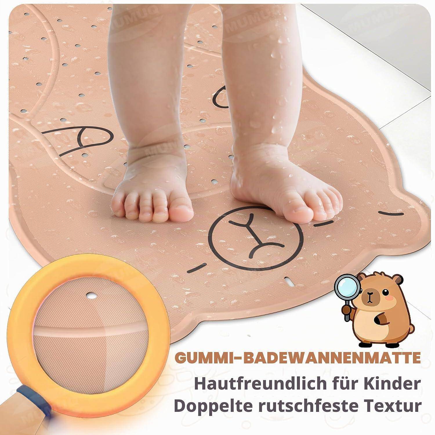 Baby steht auf einer strukturierten rutschfesten Badewannenmatte mit Cartoon-Bär-Design; deutscher Text sagt 'GUMMI-BADEWANNENMATTE', hautfreundlich für Kinder, doppelte rutschsichere Textur.