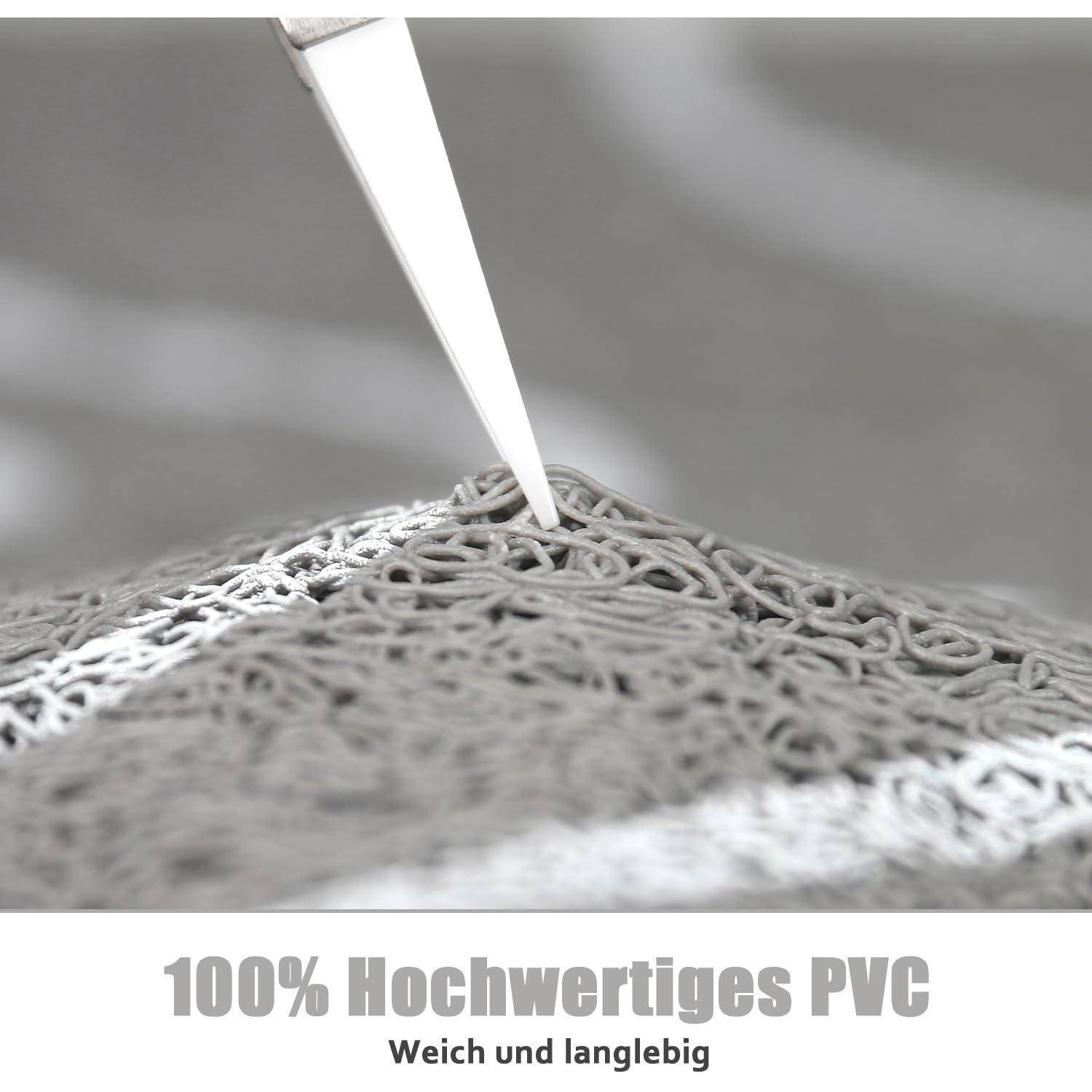 Nahaufnahme eines weißen Messers, das eine graue gewebte PVC-Matte schneidet, mit deutschem Text darunter: '100% Hochwertiges PVC' und 'Weich und langlebig'.