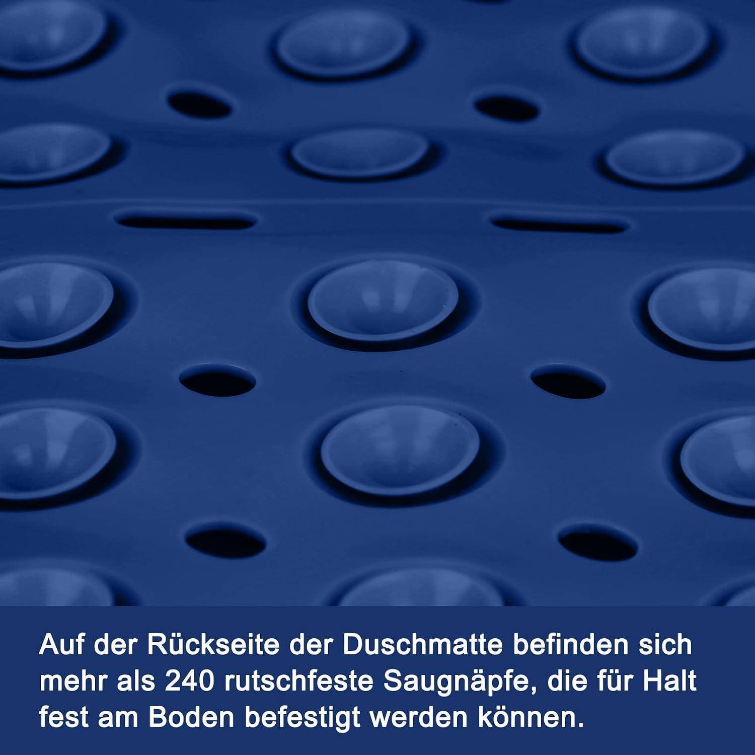 Blaue Duschmatte mit Unterseite mit vielen Saugnäpfen für rutschfesten Halt; deutscher Text besagt, dass es über 240 Saugnäpfe gibt, um sie fest auf dem Boden zu halten.