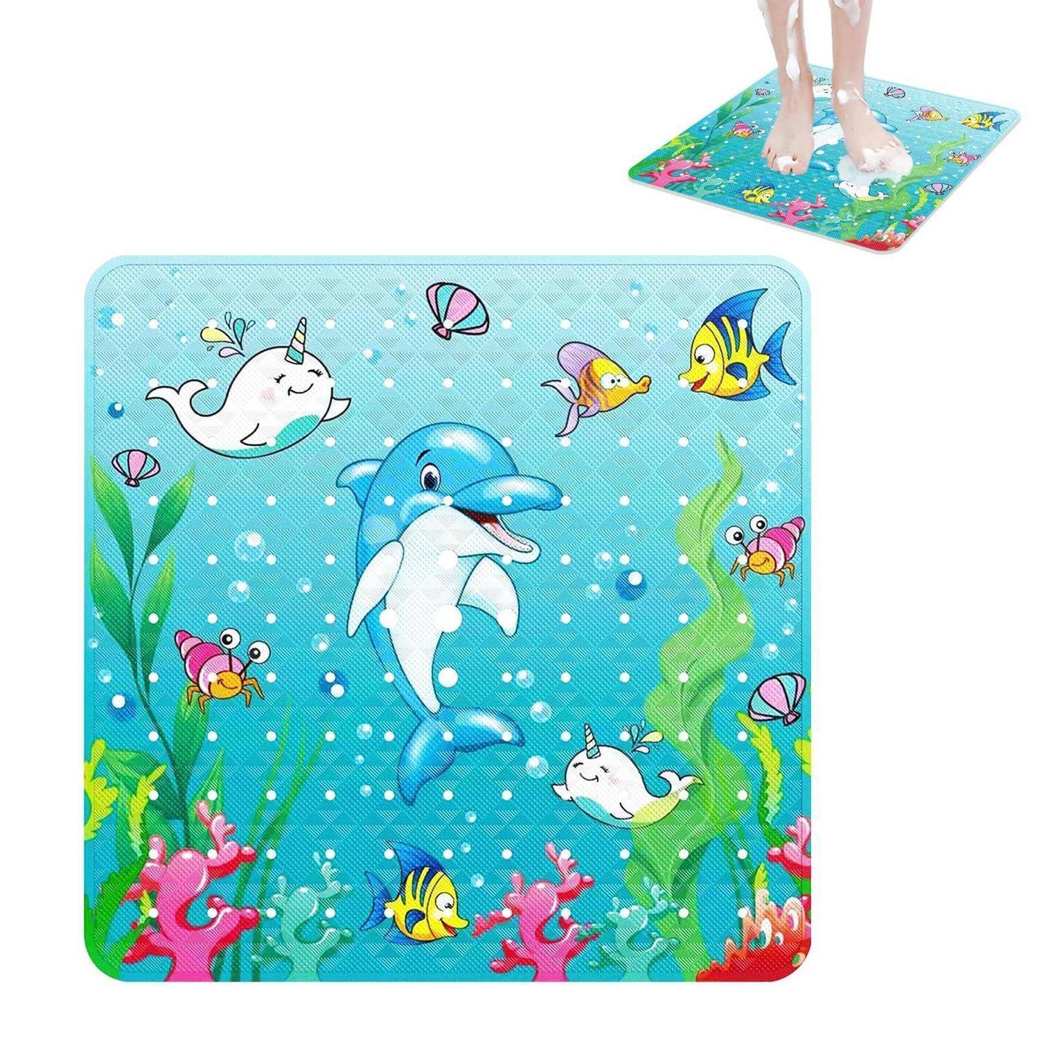 Bunte Kinderspielmatte mit Unterwasserleben, mit einem Delphin, Einhornwalen, Fischen, Korallen und Blasen; ein Kind steht in der Ecke darauf.