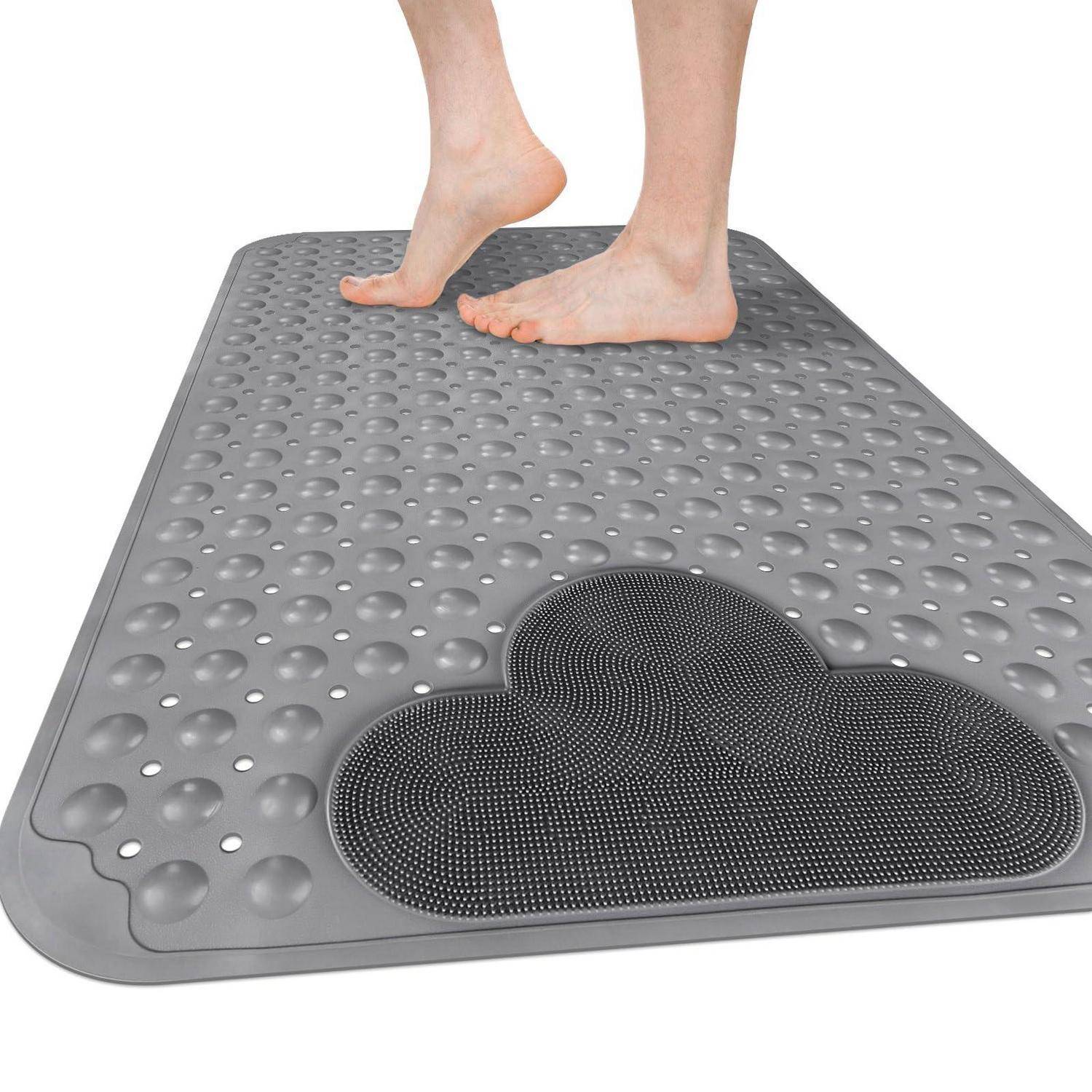 Barfüße stehen auf einer grauen strukturierten Antiermüdungsmatte mit einem erhöhten Massagekissen in der Ecke.