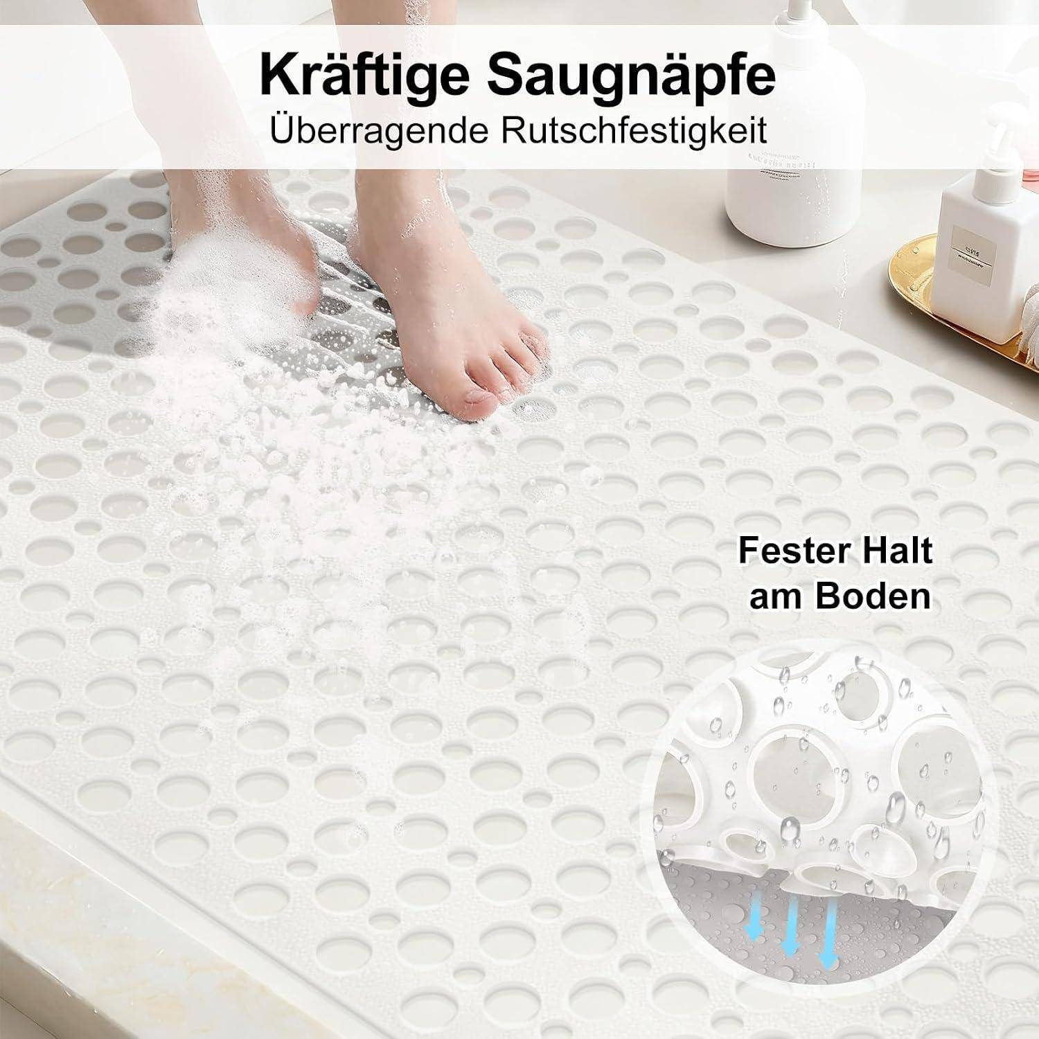 Weiße rutschfeste Badematte mit Saugnäpfen, gezeigt unter einem nassen Fuß; deutscher Text sagt „Kräftige Saugnäpfe