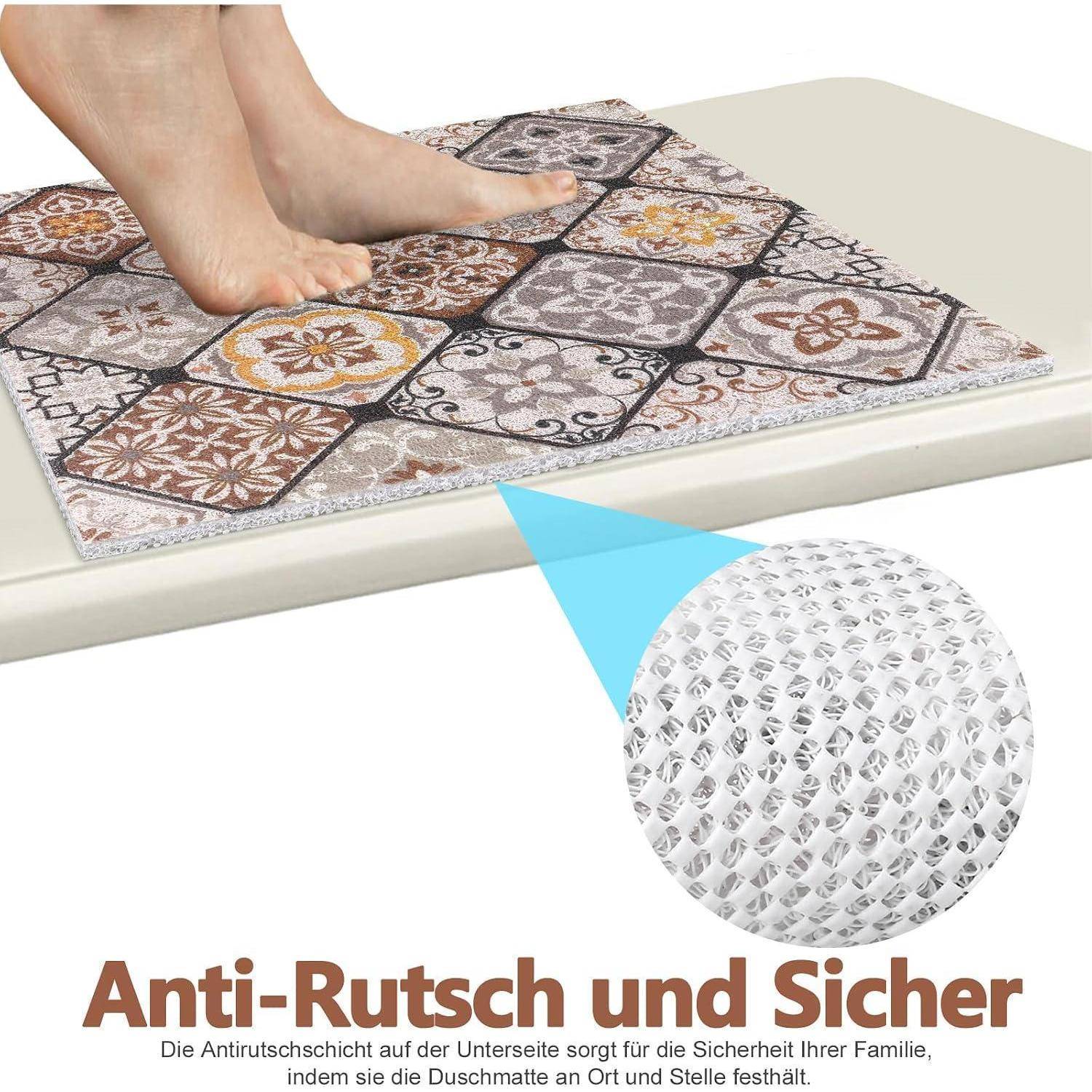 Füße, die auf einer gemusterten Matte auf einem Tisch stehen, mit einer Nahaufnahme, die die rutschfeste Unterseite zeigt. Der Text lautet „Anti-Rutsch und Sicher".