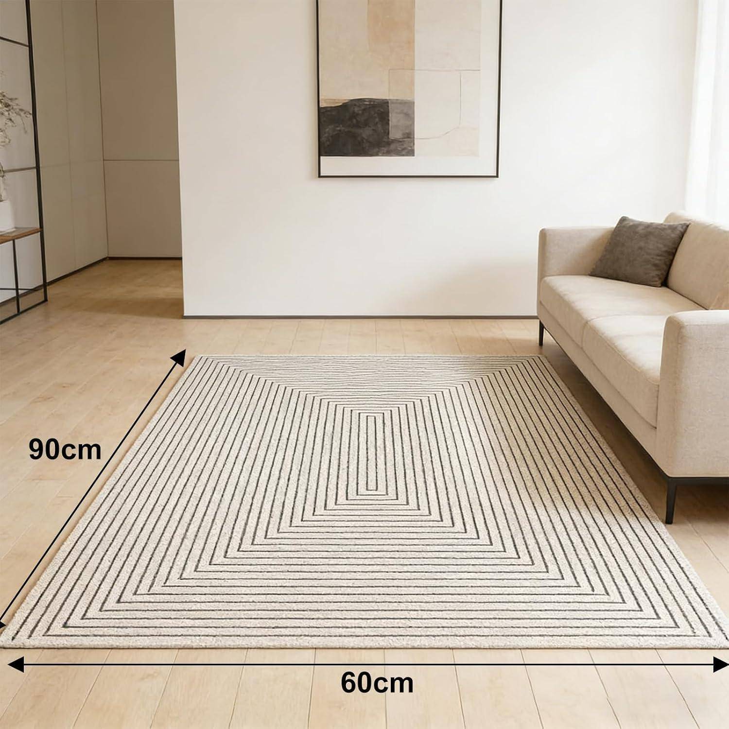 Beiger geometrischer Teppich im Wohnzimmer auf dem Boden, mit einer Breite von 60 cm und einer Länge von 90 cm beschriftet, neben einem Sofa.