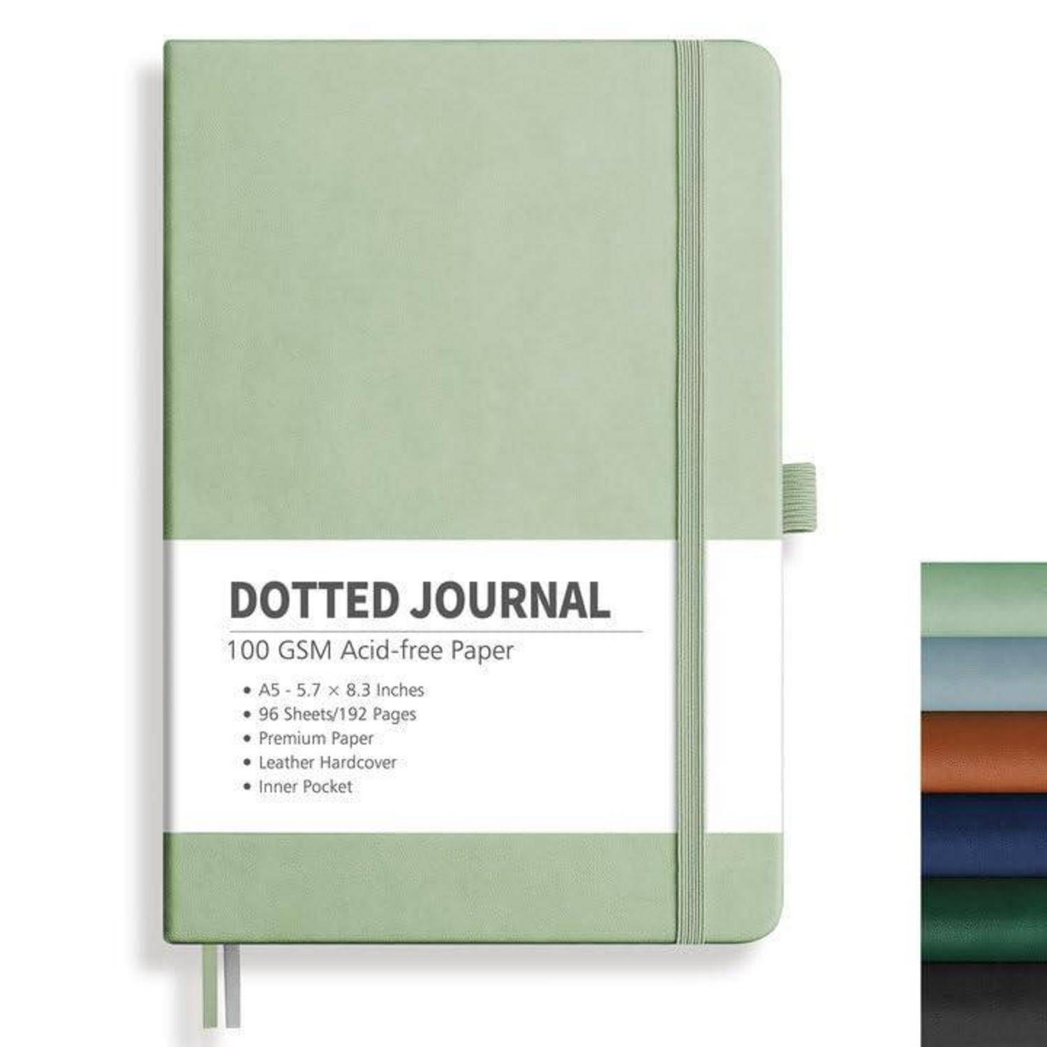 Geschlossenes Notizbuch in Salbeigrün mit Punktraster und Gummiband sowie Lese­zeichen mit Band; das Etikett trägt die Aufschrift „DOTTED JOURNAL