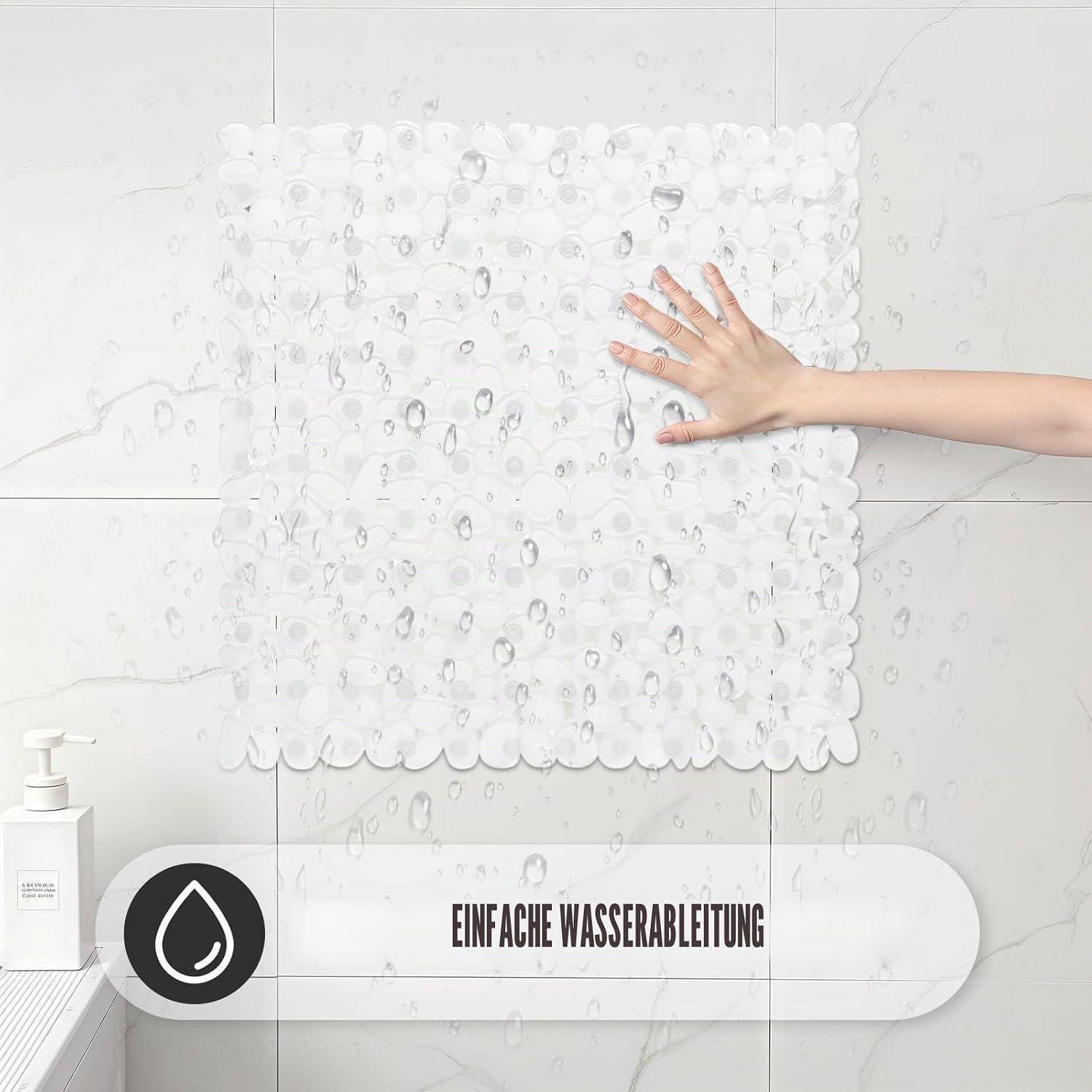 Hand greift zur Berührung einer durchscheinenden weißen Badematte auf einer gekachelten Badezimmerwand über einem Etikett mit der Aufschrift „EINFACHE WASSERABLEITUNG