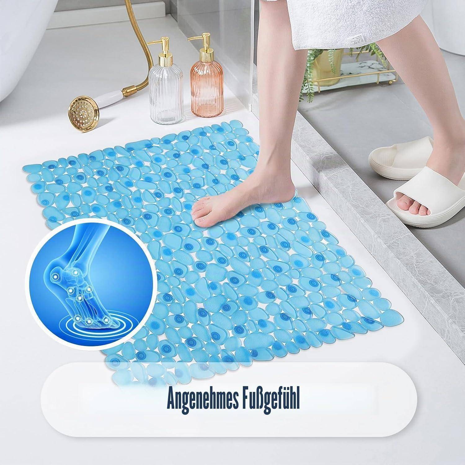 Blaue rutschfeste Badmatte mit saugnapfähnlicher Textur, gezeigt unter einem nackten Fuß in einem Badezimmer; Ausschnitt hebt Fußmassage-Design hervor.