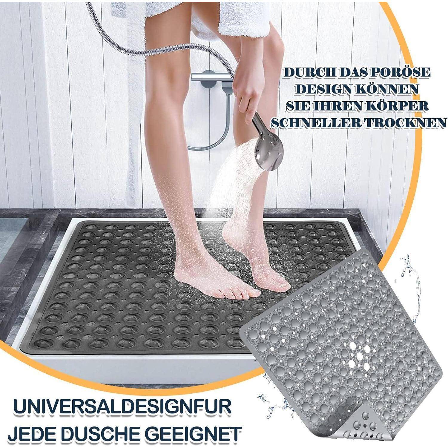 Badevorleger mit Saugnapflöchern und Entwässerungsöffnungen, gezeigt in einer Dusche mit laufendem Wasser auf den Füßen; der Text besagt, dass er den Körper schneller trocknet und in jede Dusche passt.
