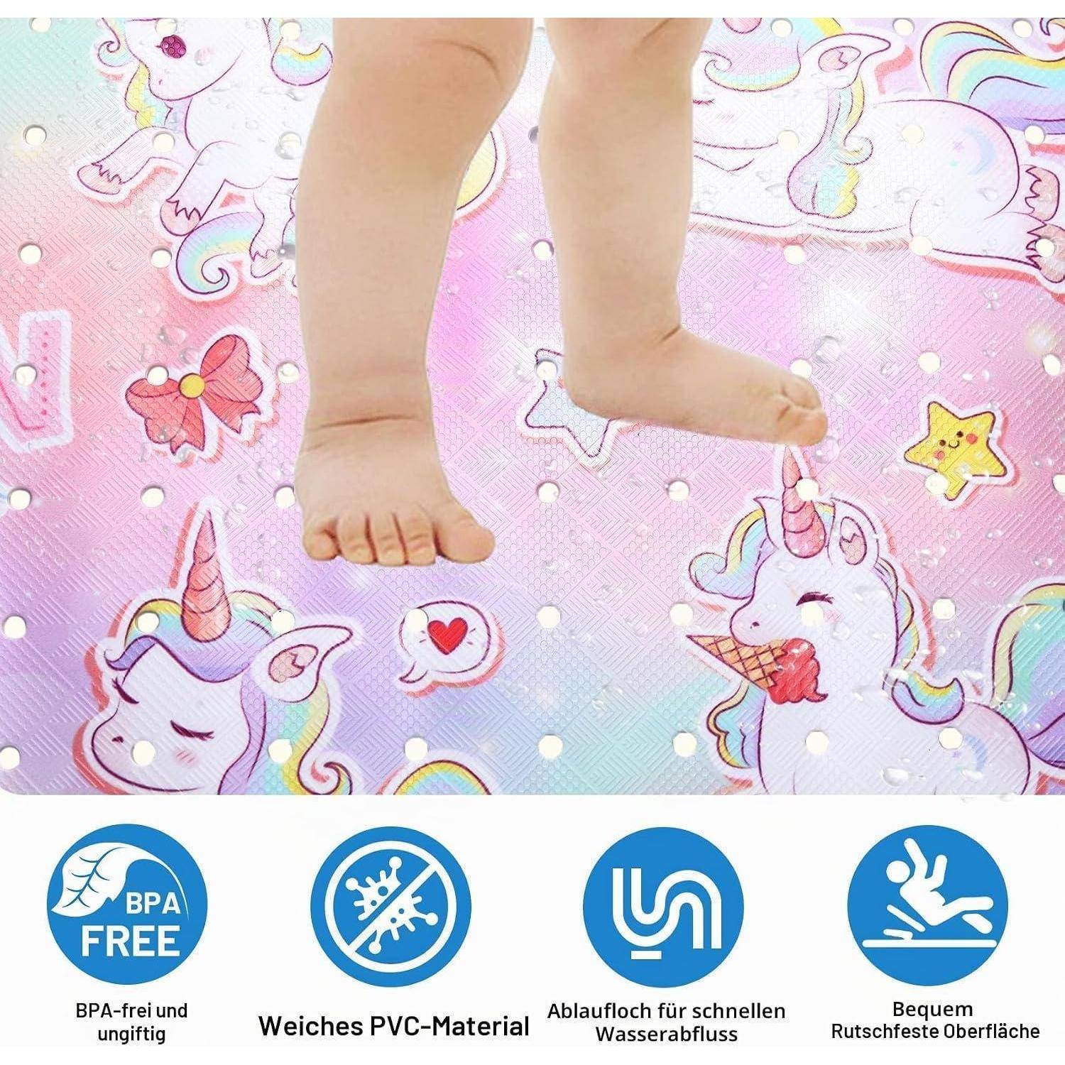 Babybeine stehen auf einer rosa Spielmatte mit Einhornmuster, auf der gedruckte Symbole für BPA-frei, weiches PVC, schnelle Drainage und rutschfeste Oberfläche abgebildet sind.