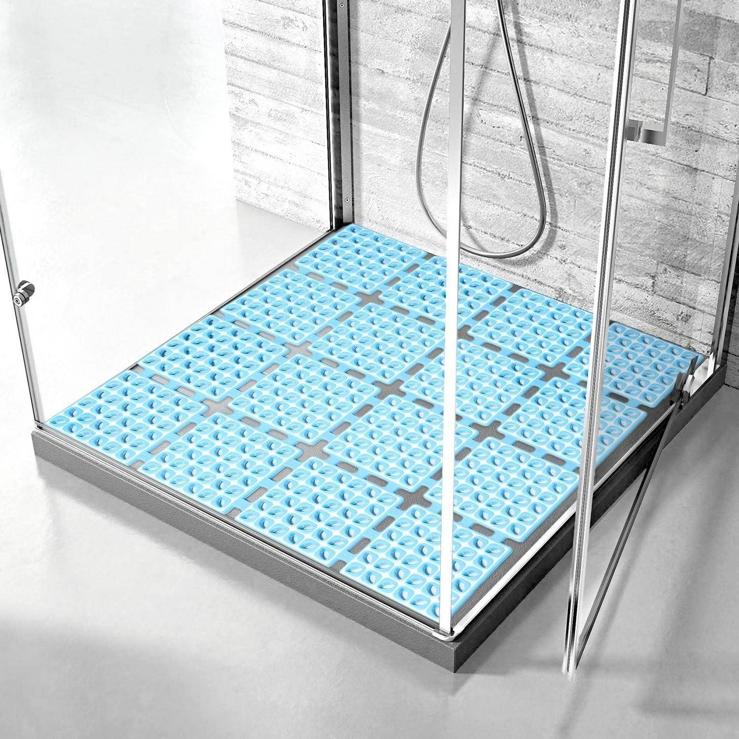 Duschboden mit blauer rutschfester Puzzlematte in einer Glaseinfassung