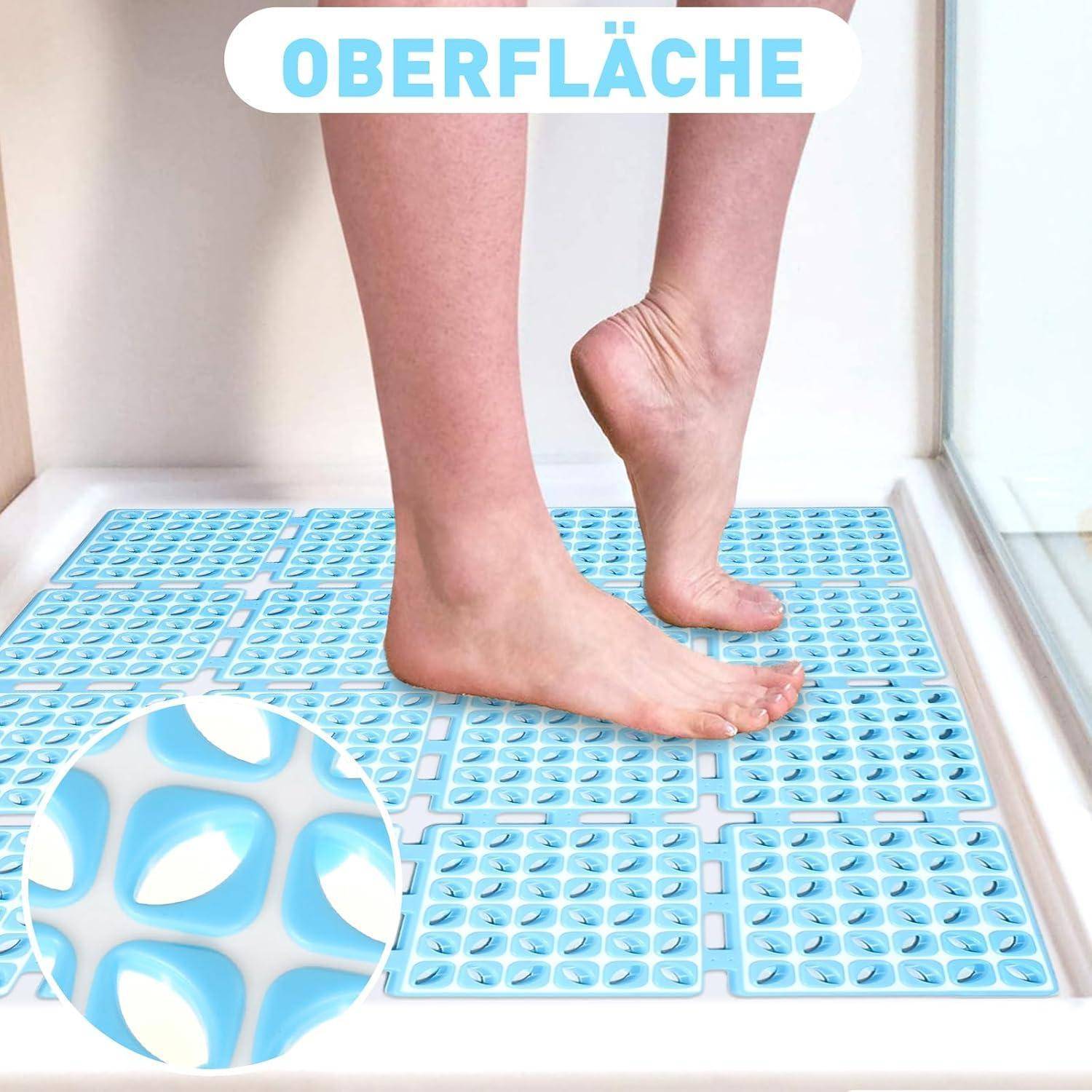 Füße stehen auf einer blauen strukturierten Badematte mit einer Nahaufnahme-Einbuße, die die rutschsichere Oberfläche hervorhebt; „OBERFLÄCHE
