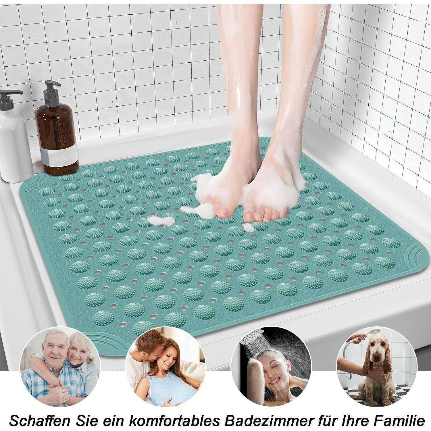 Füße auf einer mintgrünen Badewannenmatte in einem gefliesten Badezimmer, mit Seifenschaum und einer deutschen Beschriftung über die Schaffung eines komfortablen Badezimmers für die Familie.