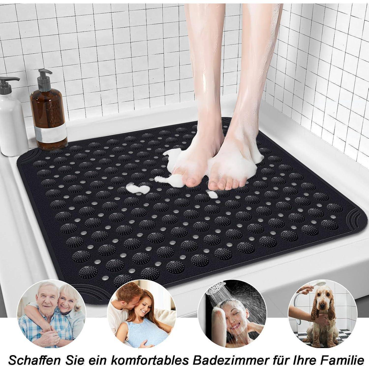 Füße, die auf einer schwarzen Badematte im Badezimmer eingeseift werden; Einsatzkreise zeigen eine Familie, ein Paar, eine duschende Frau und einen Hund mit deutschem Text über ein komfortables Badezimmer.