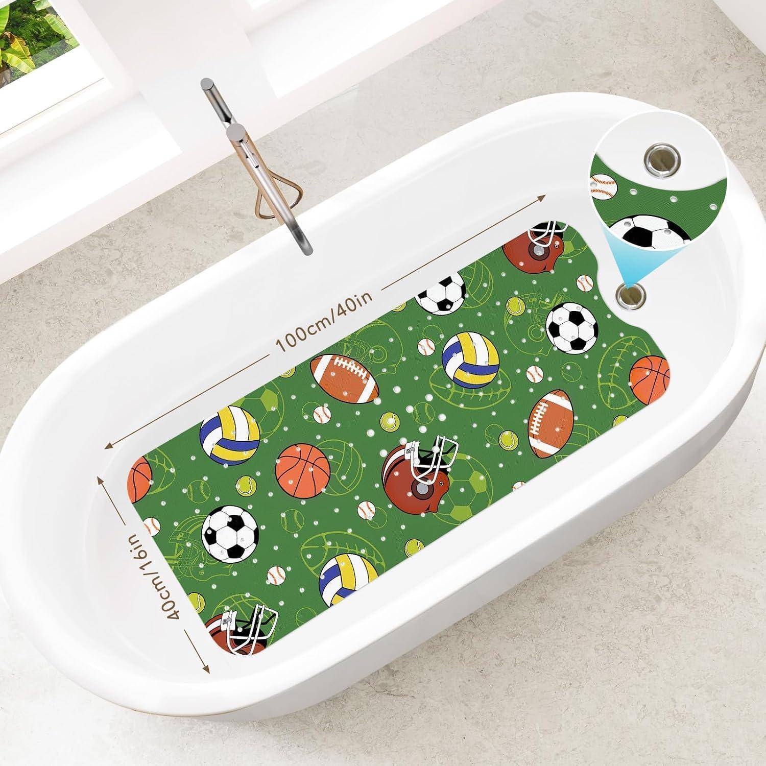 Weiße Badewanne mit grünem Sportthema-Badewanneneinsatz in der Größe 100 cm x 40 cm, dekoriert mit Fußbällen, Basketbällen, American Footballs und Volleybällen.