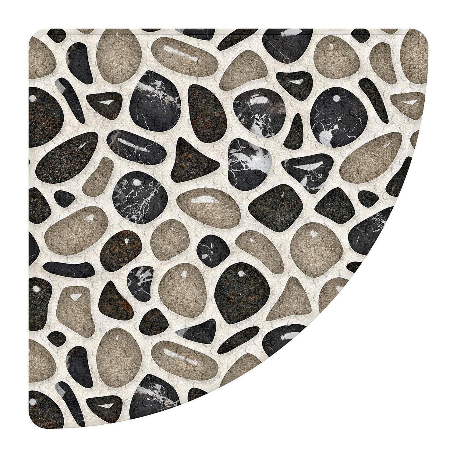 Gekrümmtes Muster aus Terrazzo-ähnlichem Steinbelag mit schwarzem, beigefarbenem und weißem Kieselsteinmuster auf weißem Hintergrund.