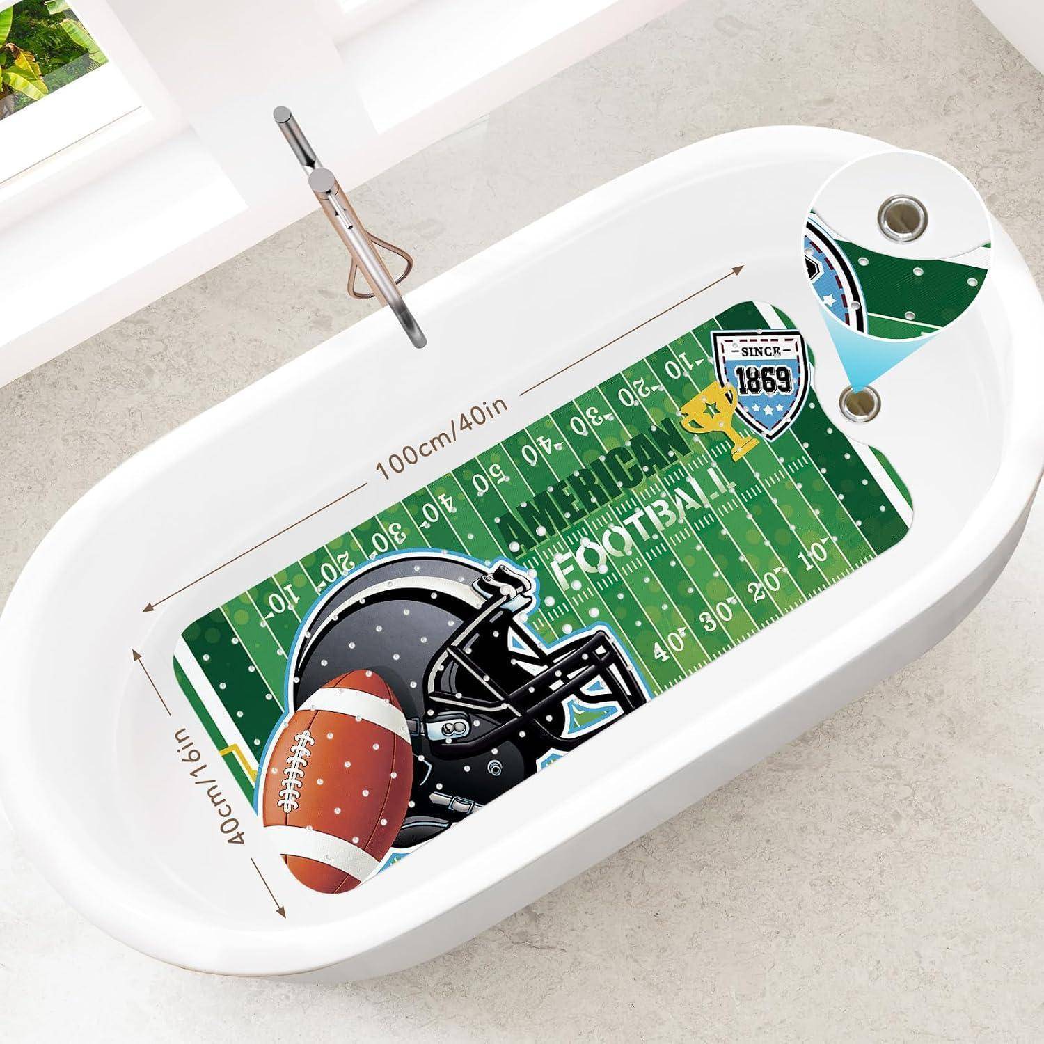 Weiße Badewanne mit Fußball-motiviertem Grafik-Einsatz, der ein Spielfeld, einen Helm, einen Football und ein „SEIT 1869