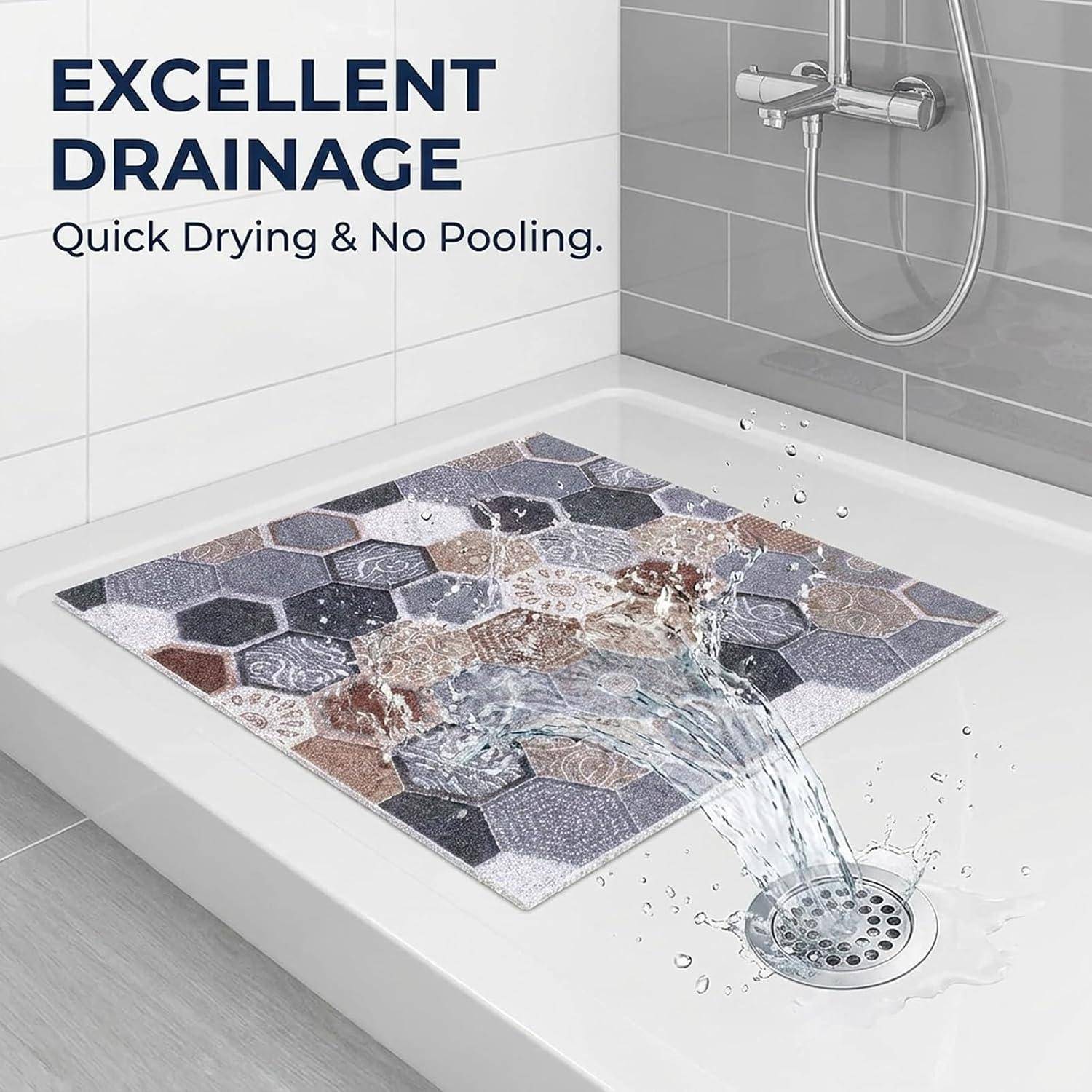 Badezimmer-Duschtasse mit Mosaikfliesen-Einsatz, das Wasser schnell ableitend; Text liest sich wie "AUSGEZEICHNETE ENTWÄSSERUNG"" und ""Schnelle Trocknung & Kein Staunässe."