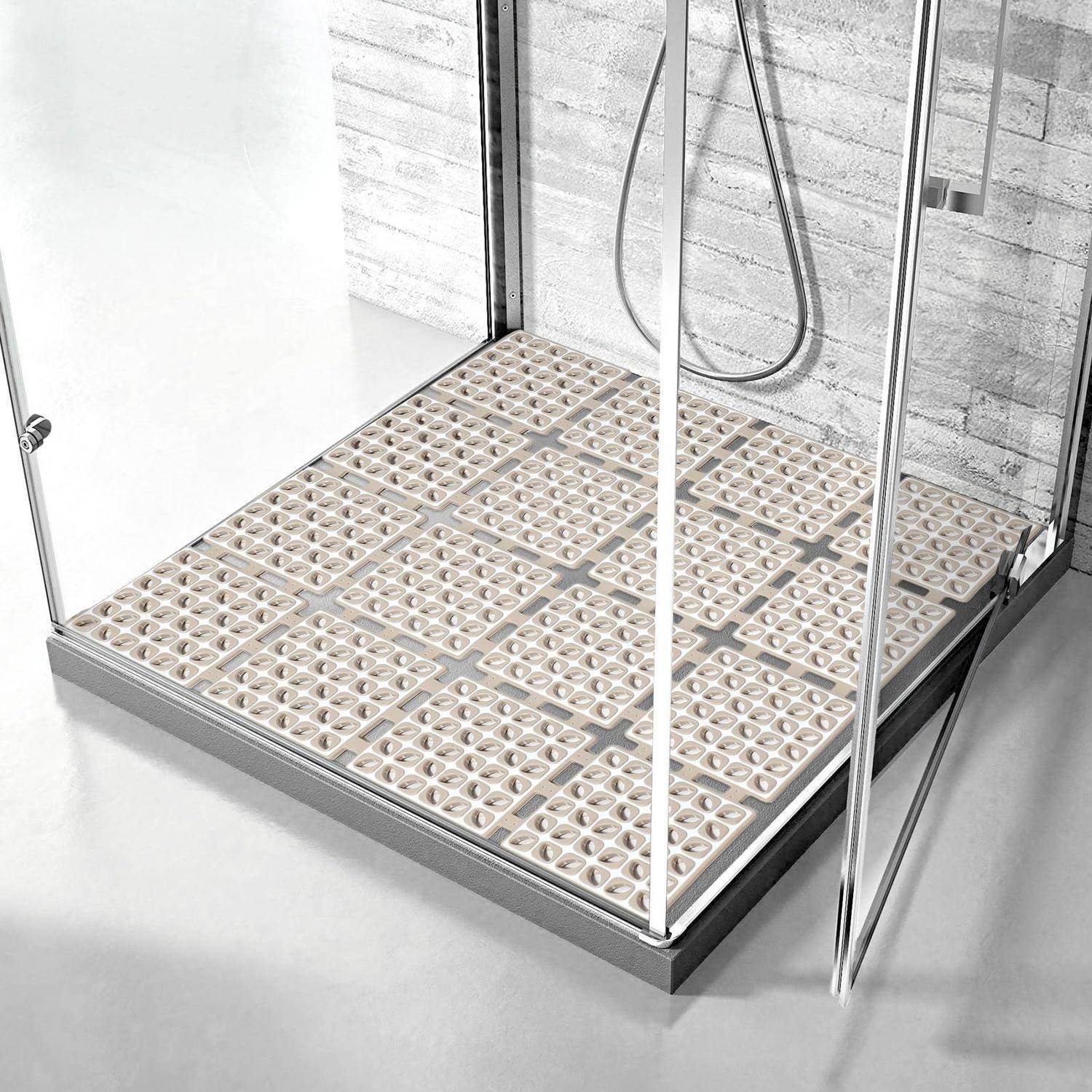 Begehbare Dusche mit Fliesenboden, Glaswänden und verchromtem Handbrausekopf in einem modernen Badezimmer.