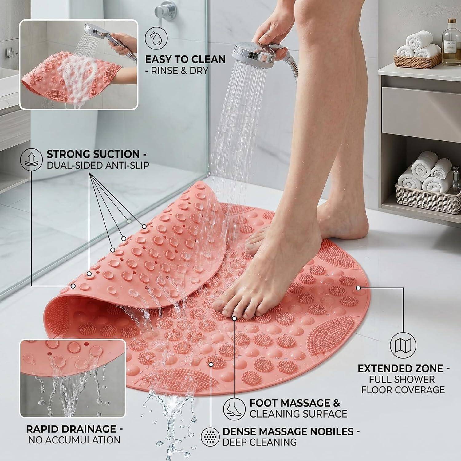 Eine Person spült eine rosa strukturierte Badmatte unter der Dusche ab; Beschriftungen heben einfache Reinigung, starke Haftung, schnelle Drainage und Massagefläche hervor.