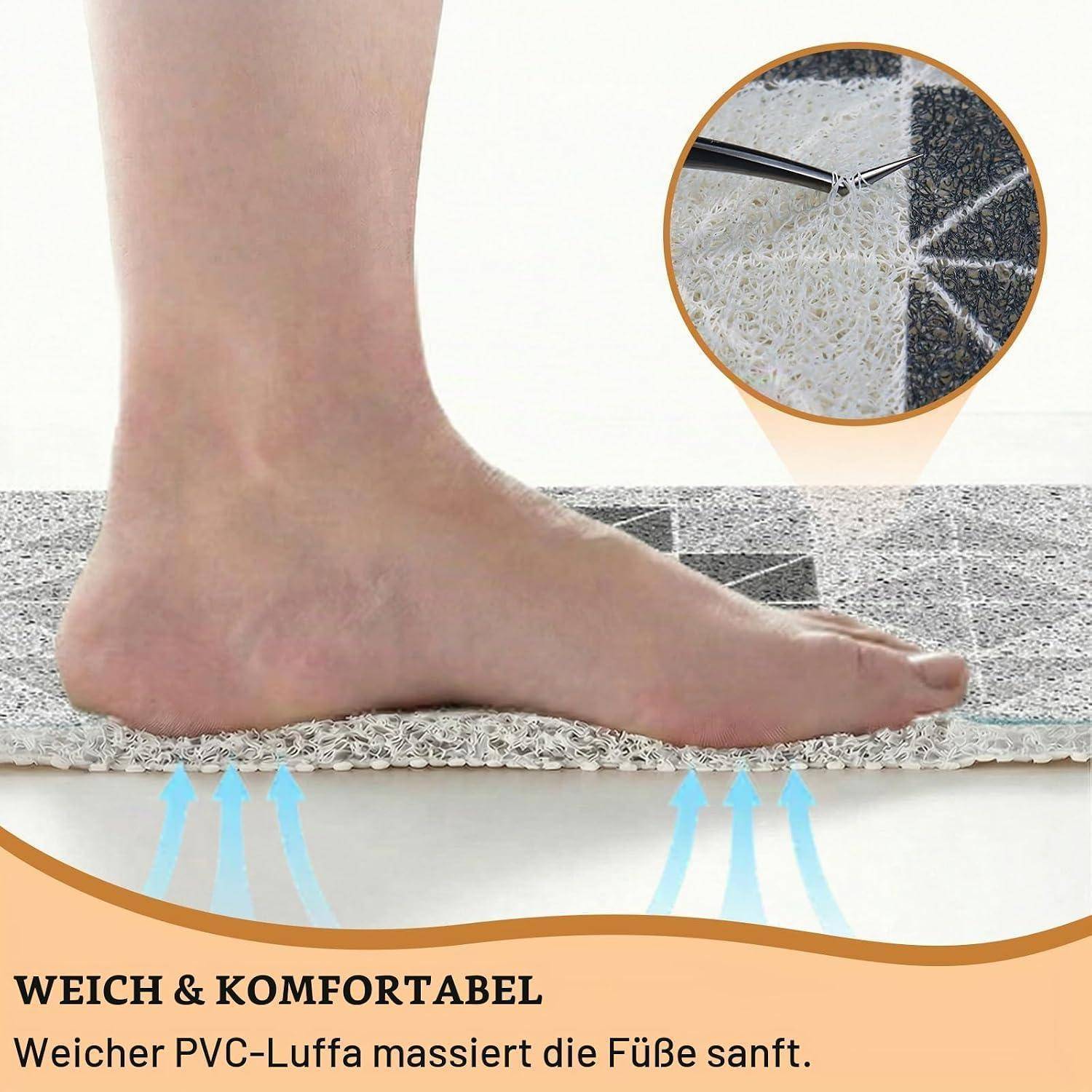 Fuß ruht auf einer gepolsterten PVC-Schaummatte mit Pfeilen, die eine sanfte Massage zeigen; der Text besagt „WEICH & KOMFORTABEL