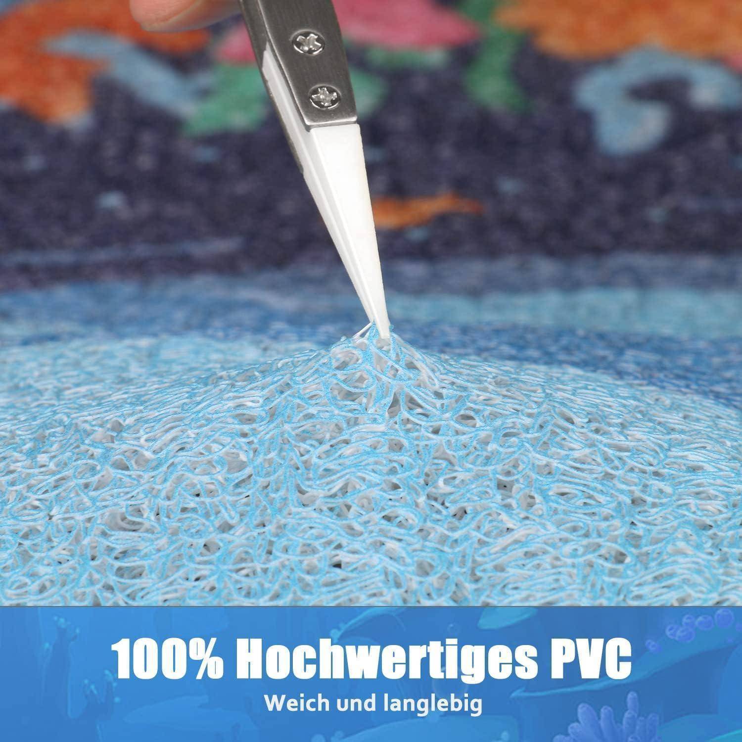 Nahaufnahme eines Schabers, der eine blaue gewebte PVC-Oberfläche testet; Text lautet „100% Hochwertiges PVC" und „Weich und langlebig"" (weich und langlebig).
