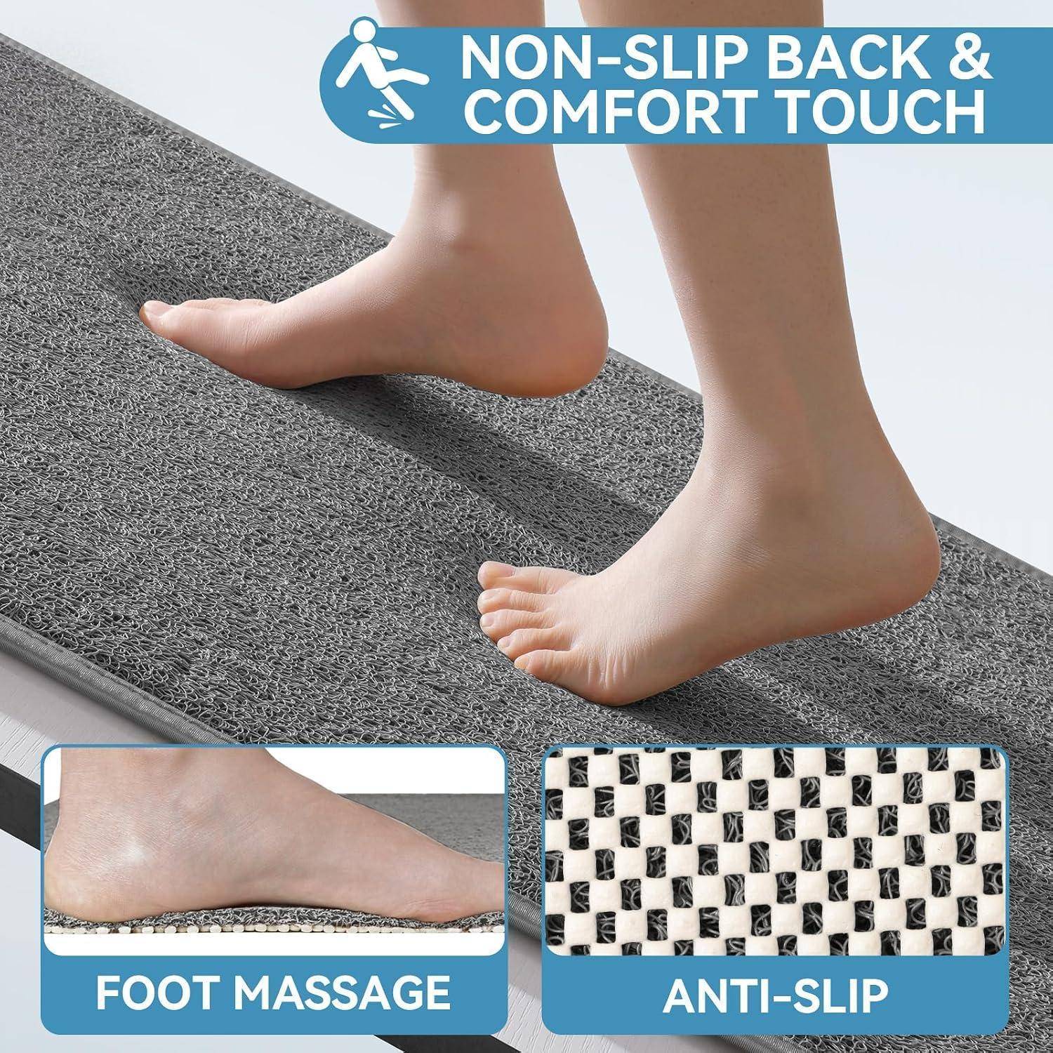 Bare Feet auf einer strukturierten rutschfesten Matte mit Beschriftungen „RUTSCHFESTER RÜCKEN & KOMFORT-HAPTIK
