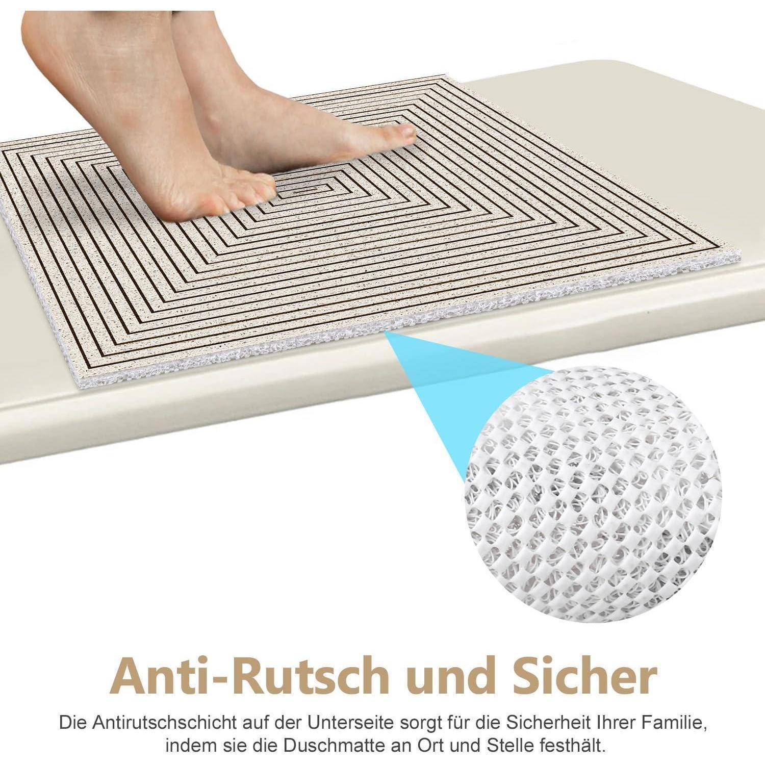 Nackte Füße stehen auf einer strukturierten rutschfesten Badmatte; eine Vergrößerung zeigt die griffige Unterseite. Der Text lautet „Anti-Rutsch und Sicher