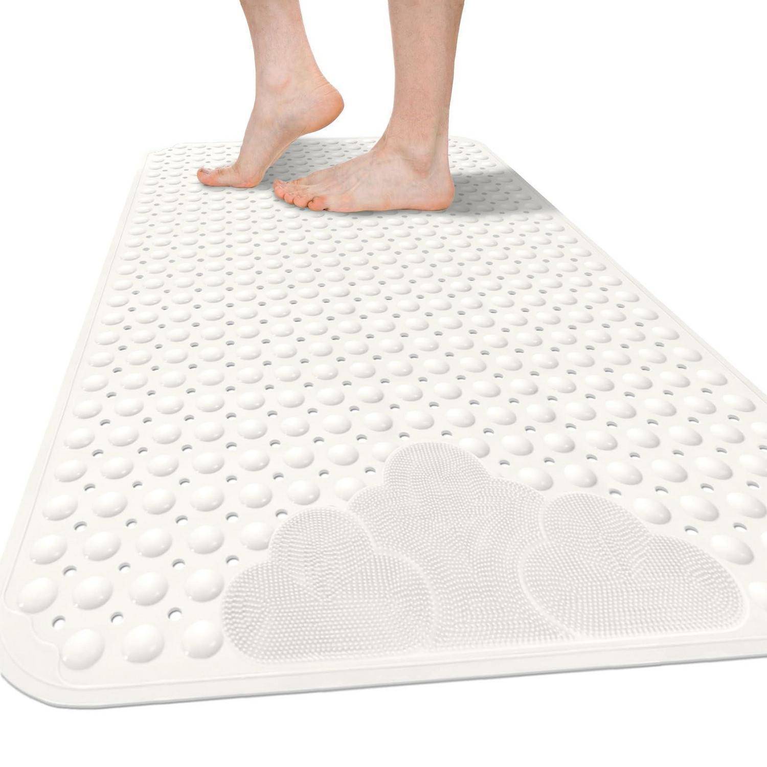 Nackte Füße stehen auf einer weißen strukturierten Matte mit erhabenen Punkten und einem wolkenförmigen Massagebereich.