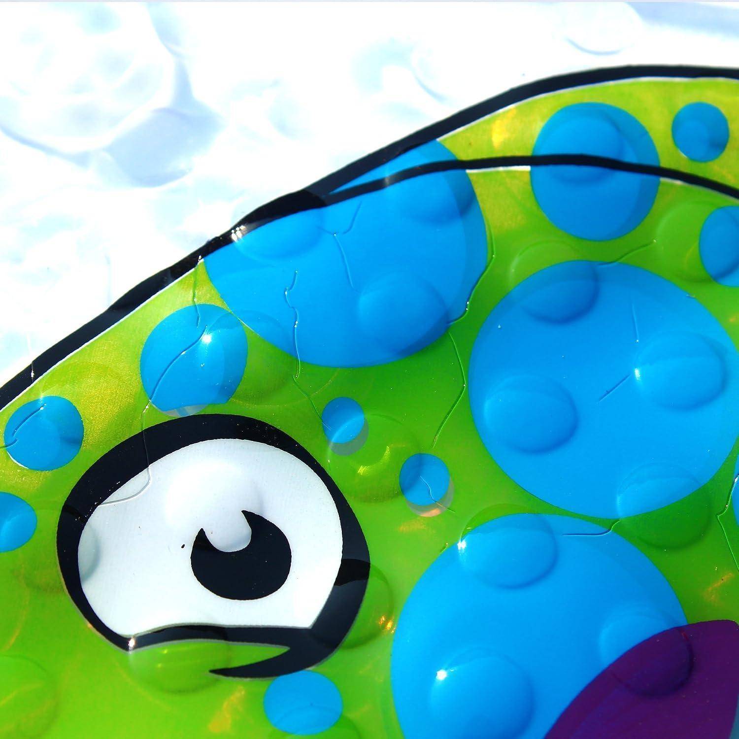 Nahaufnahme eines cartoonhaften grünen Fischgesichts mit blauen Flecken und einem großen weißen Auge vor einem hellen Hintergrund.