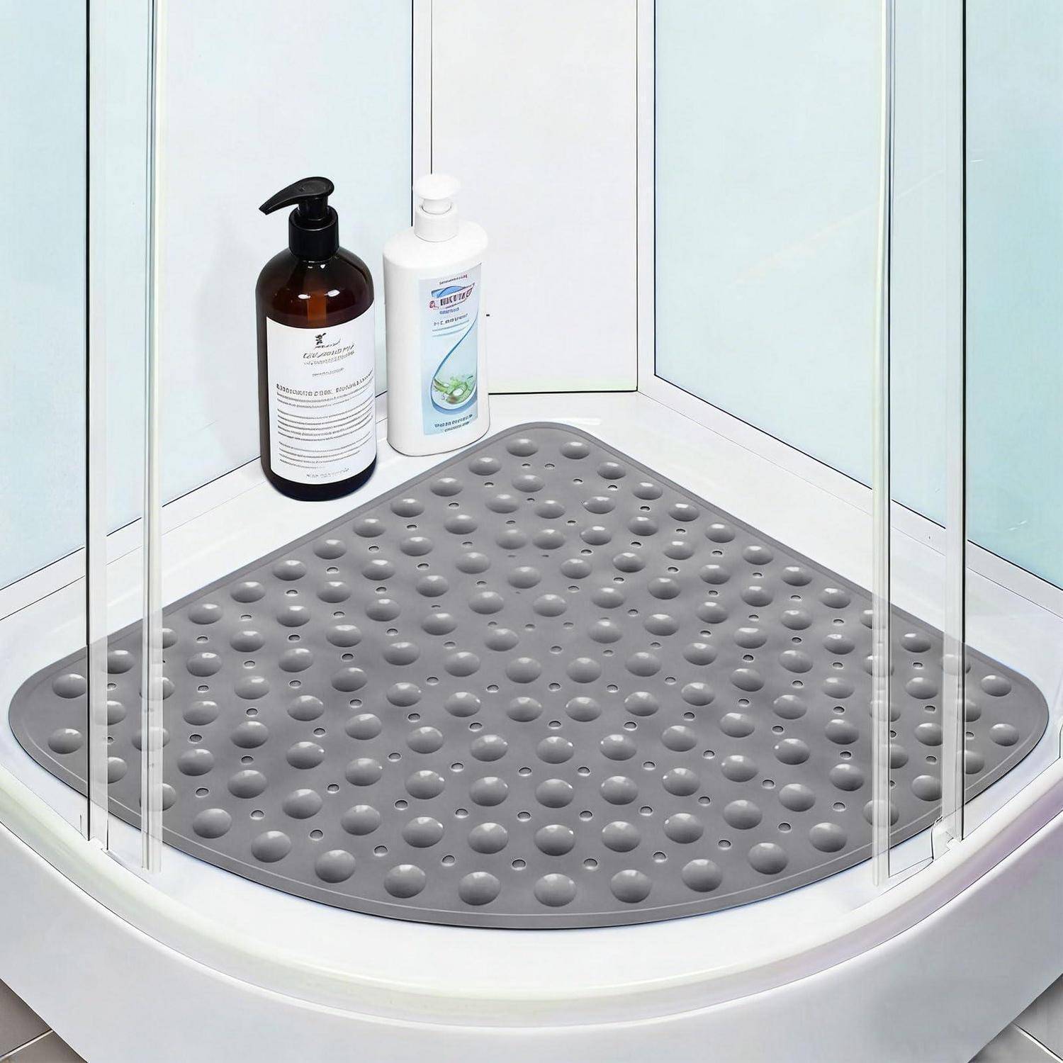 Eckdusche mit grauer rutschfester Matte und zwei Flaschentoilettenmitteln auf einem eingebauten Regal.