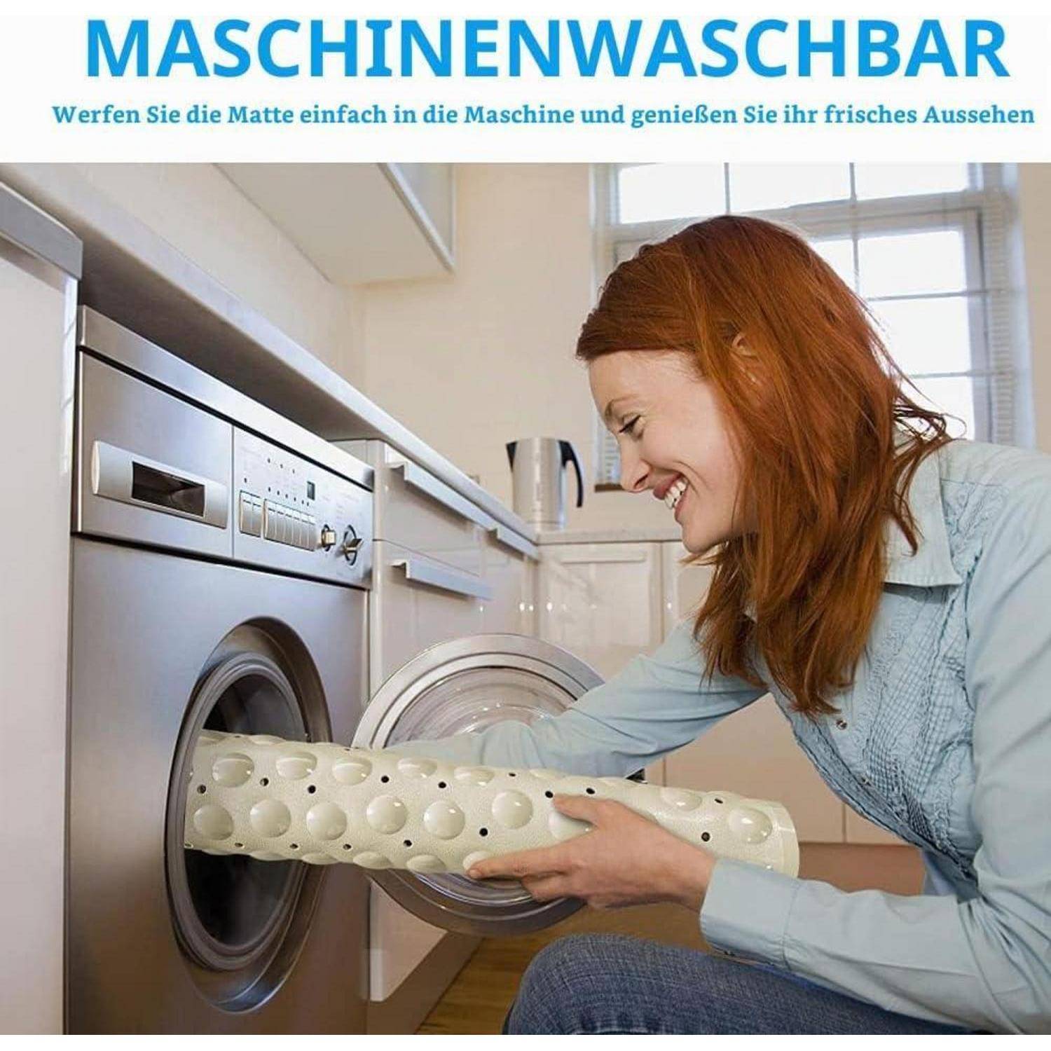 Eine Frau lädt eine weiße Badmatte in eine Frontlader-Waschmaschine; die deutsche Überschrift lautet „MASCHINENWASCHBAR