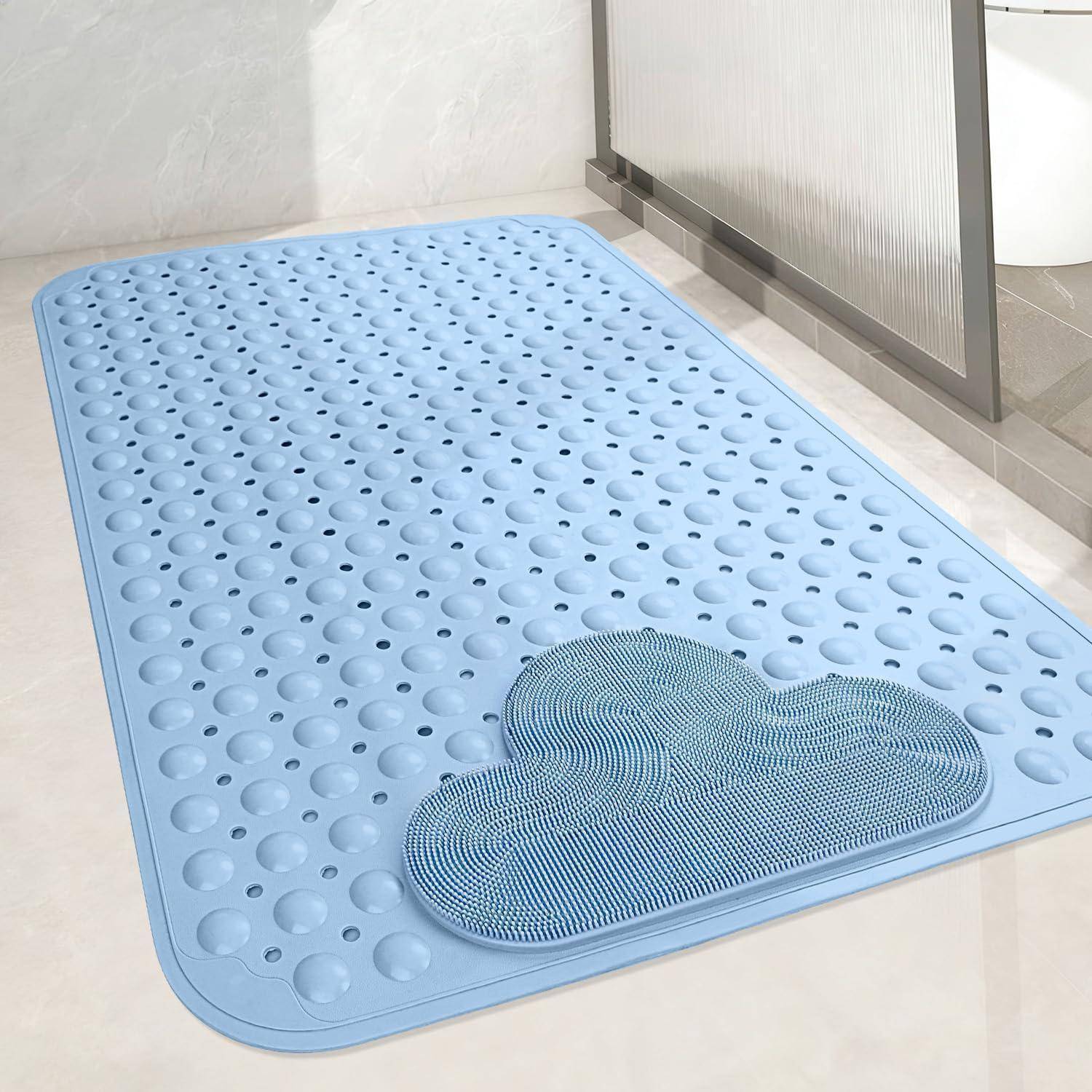 Blaue Badematte mit Saugnäpfen und einem strukturierten, wolkenförmigen Fußschrubber in einem Badezimmer.